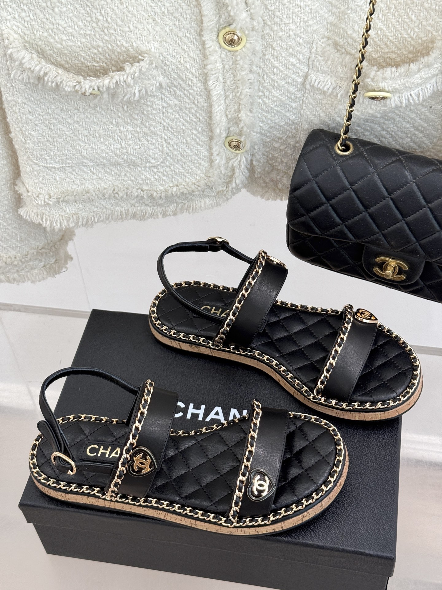 
CHANE*｜小香25C春夏新品度假
厚底链条双C爱心凉拖拖鞋
这一季度假凉拖系列真的超美 
搭配链条