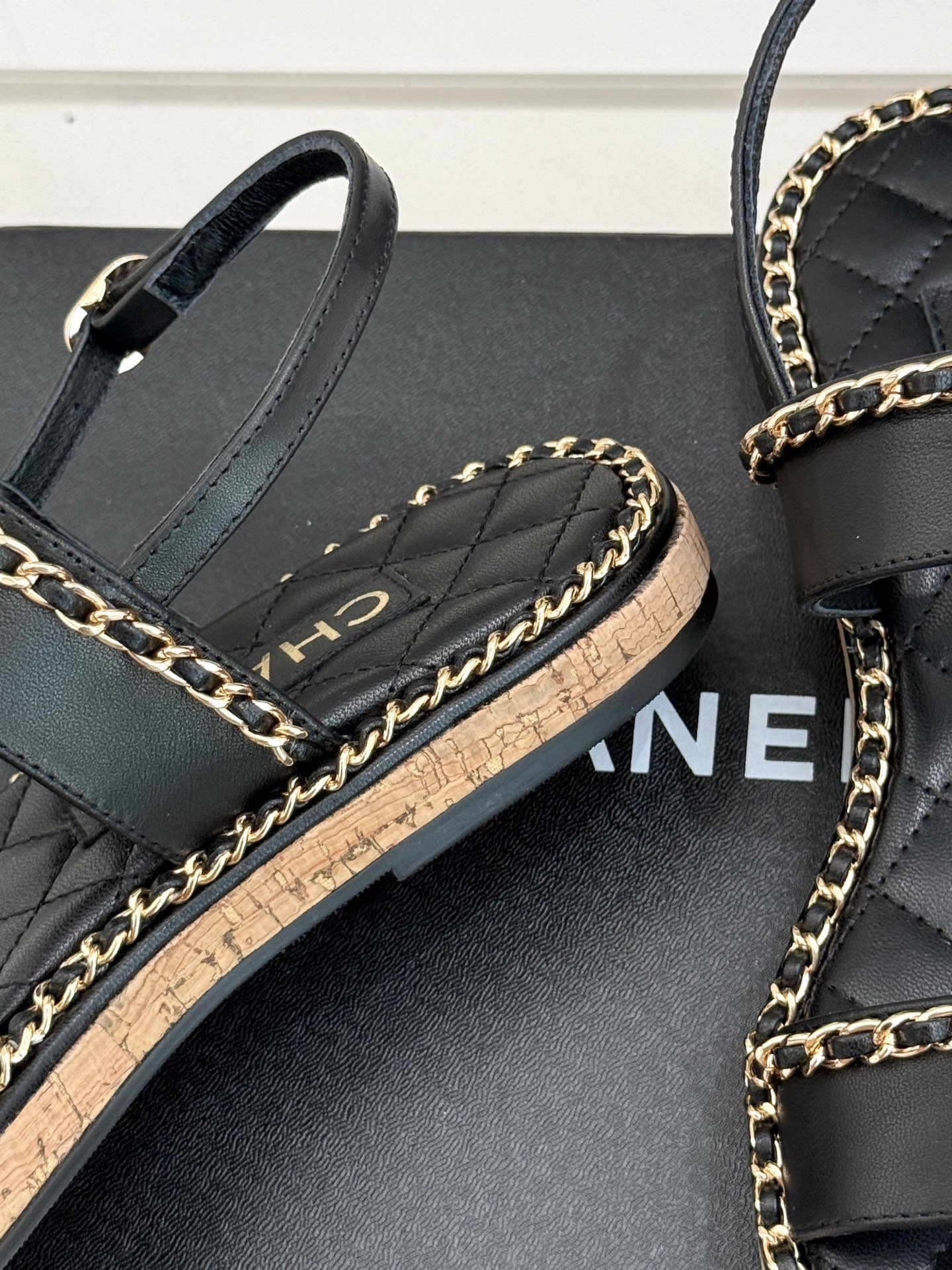 
CHANE*｜小香25C春夏新品度假
厚底链条双C爱心凉拖拖鞋
这一季度假凉拖系列真的超美 
搭配链条