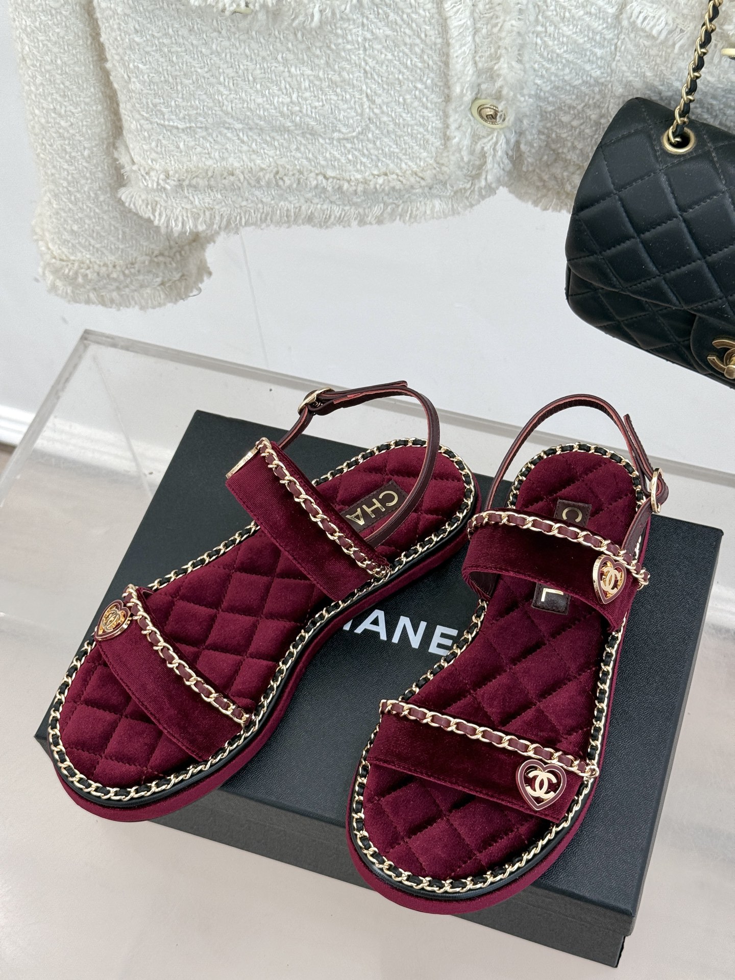 
CHANE*｜小香25C春夏新品度假
厚底链条双C爱心凉拖拖鞋
这一季度假凉拖系列真的超美 
搭配链条