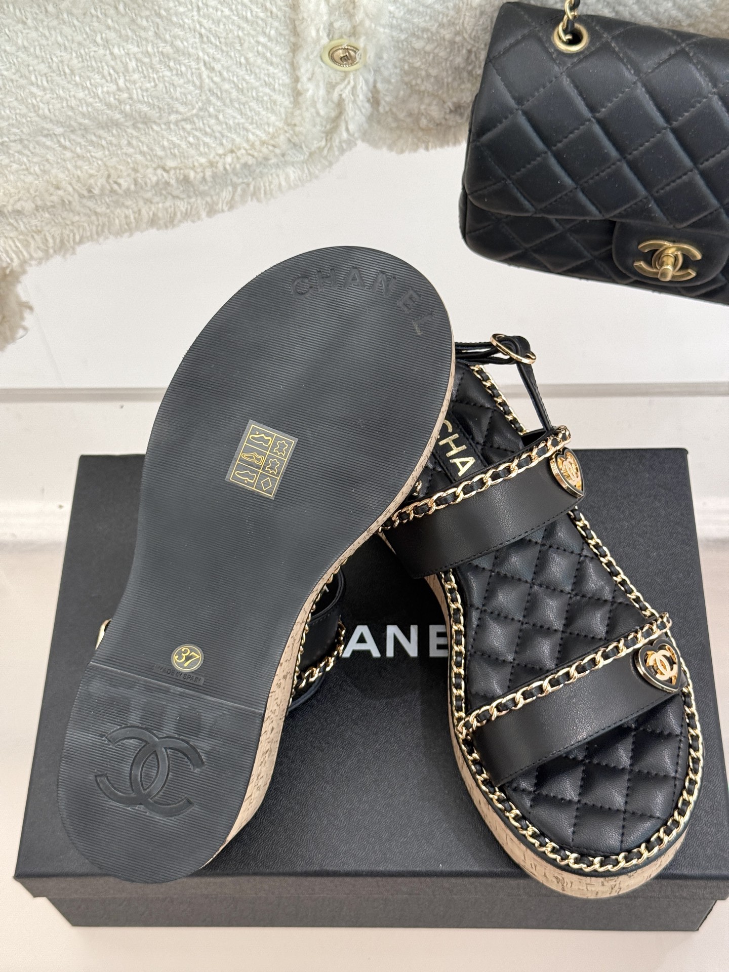 
CHANE*｜小香25C春夏新品度假
厚底链条双C爱心凉拖拖鞋
这一季度假凉拖系列真的超美 
搭配链条