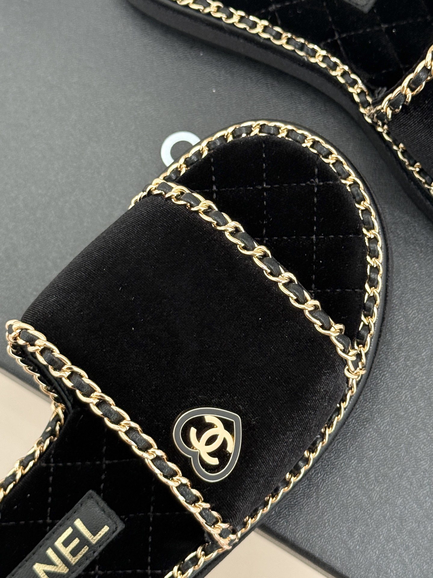 
CHANE*｜小香25C春夏新品度假
厚底链条双C爱心凉拖拖鞋
这一季度假凉拖系列真的超美 
搭配链条