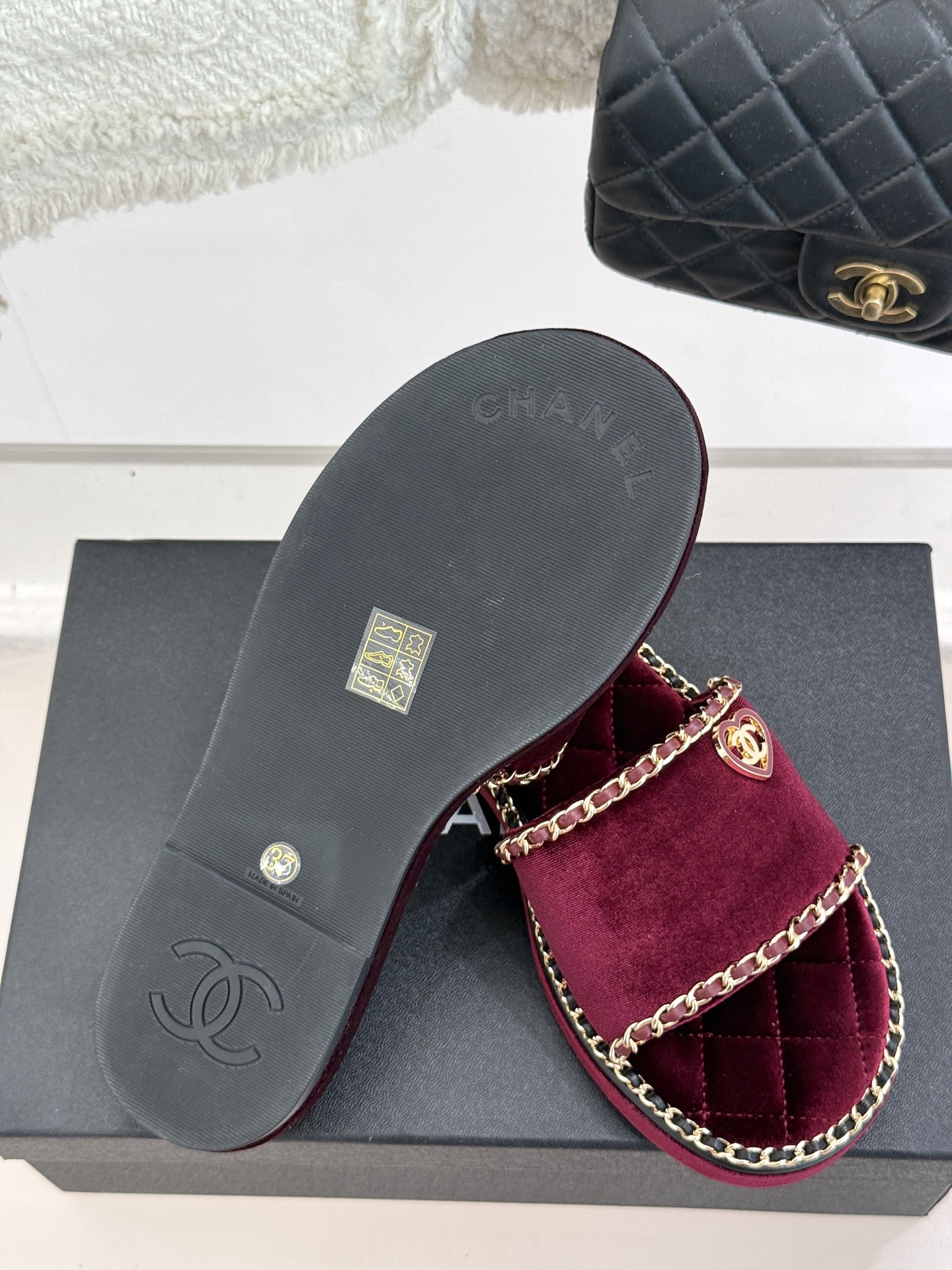 
CHANE*｜小香25C春夏新品度假
厚底链条双C爱心凉拖拖鞋
这一季度假凉拖系列真的超美 
搭配链条
