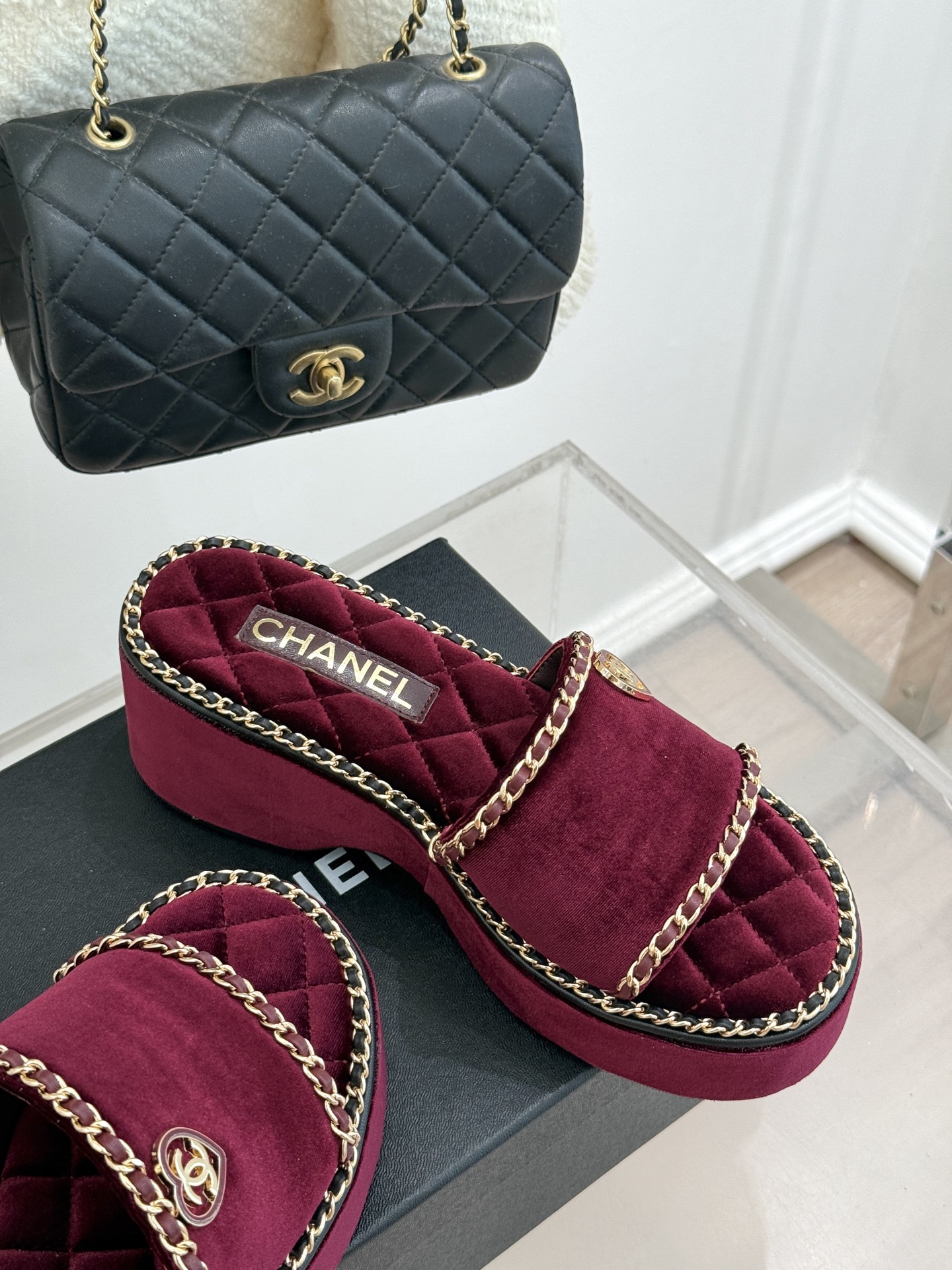 
CHANE*｜小香25C春夏新品度假
厚底链条双C爱心凉拖拖鞋
这一季度假凉拖系列真的超美 
搭配链条