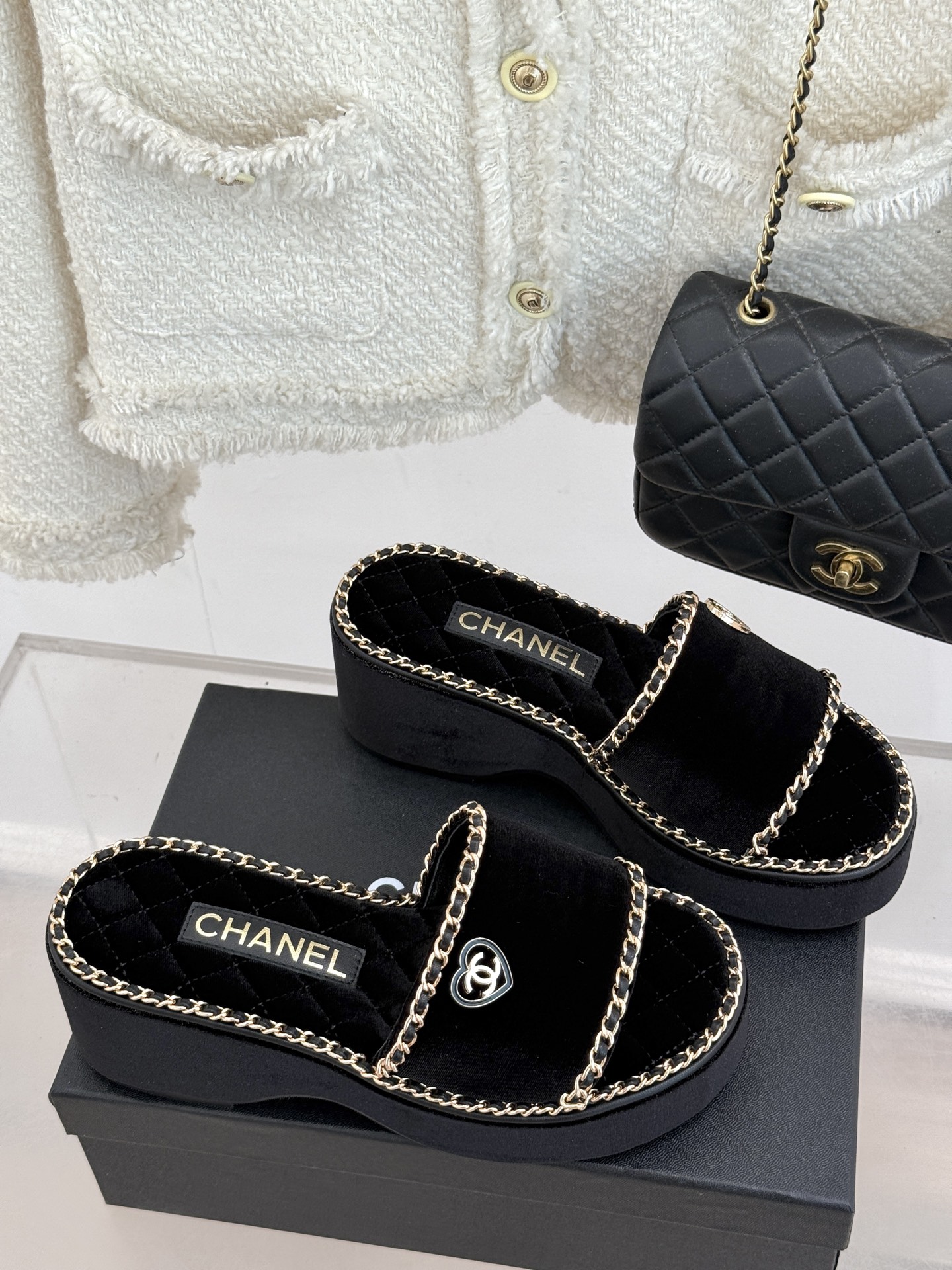 
CHANE*｜小香25C春夏新品度假
厚底链条双C爱心凉拖拖鞋
这一季度假凉拖系列真的超美 
搭配链条