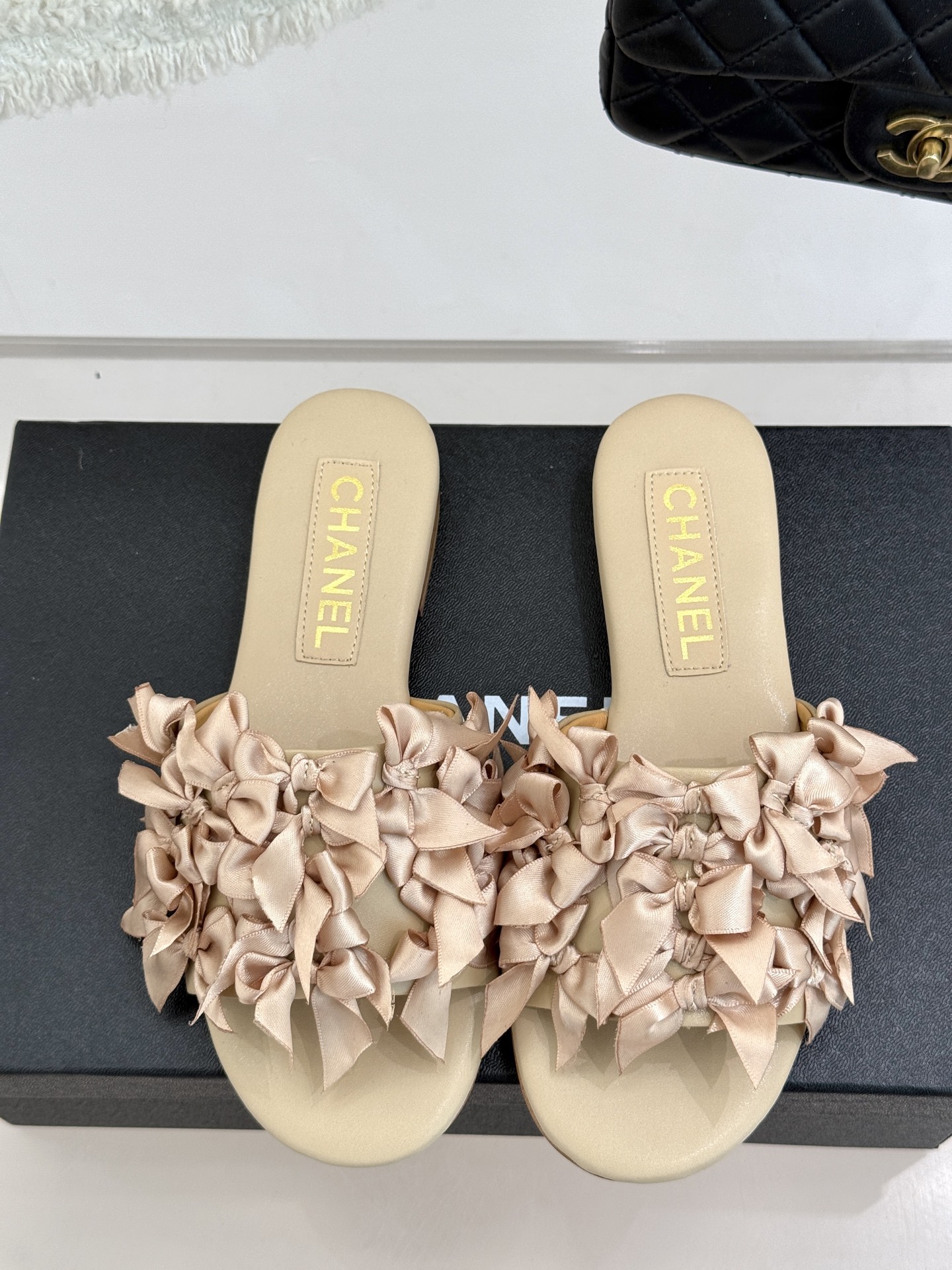 
CHANE*｜小香25C春夏新品
绣花球平底粗跟拖鞋
颜值太美了！直击天灵盖的美！
舒适且显高贵气质
