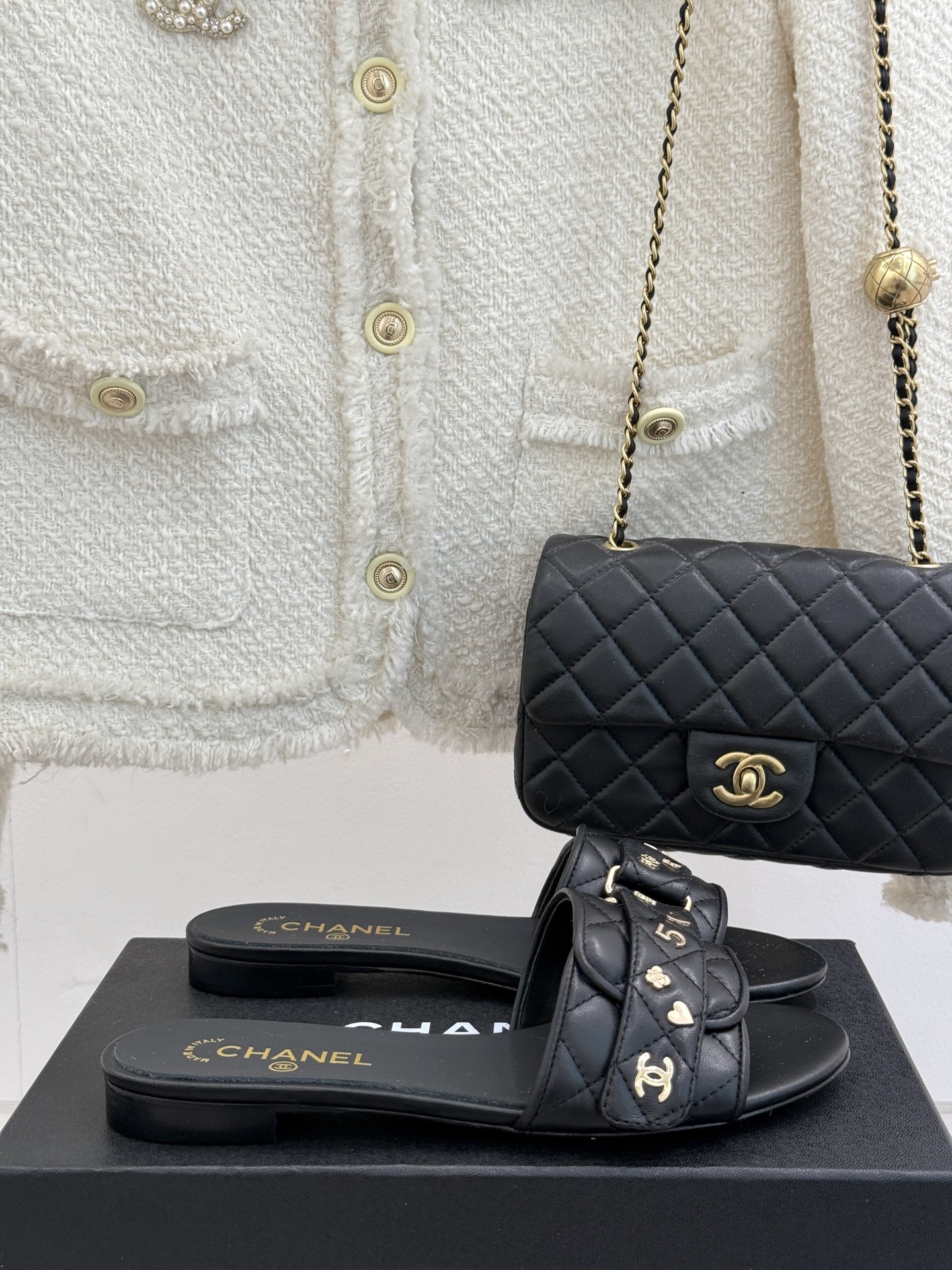
CHANE*｜小香25c春夏新品
菱格双C平底拖鞋
拖鞋的狂热爱好者又来了 
可以承包你一整个夏天的时