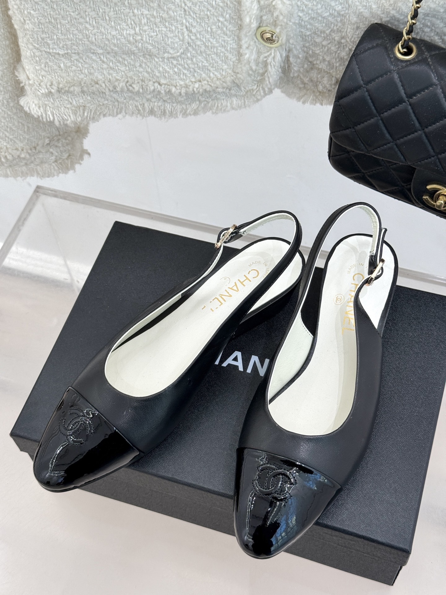 
CHANE*｜小香25C春夏新品
坡跟拼色后空凉鞋
绝美的坡跟经典系列凉拖～
比平底更显脚瘦显腿长
超