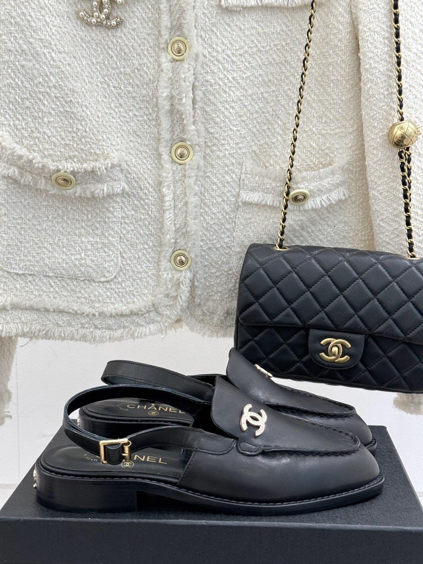 NO:168458,Sandals Loafers CHANE* | Xiaoxiang 25C British style Double C loafers sandals Loafer lovers must not miss this style is more neutral and handsome in temperament. Double C rhinestone hardware buckles look particularly exquisite. One foot pedal. It is really not too convenient to put on and take off!  The upper is made of imported calfskin, the inner foot pad is made of silk sheepskin, imported Italian cowhide, outsole, size 35-39 (customized by 40/41), loafers sandals, chanel, loafers, sandals, cowhide, sheepskin19860909凉鞋 乐福鞋 CHANE* ｜小香25C英伦风 双C乐福鞋凉鞋 乐福鞋爱好者绝不能错过 这款气质上更中性帅气几分 双C 水钻五金扣 显得格外精致 一脚蹬 穿脱真的不要太方便！ 鞋面采用进口小牛皮 内里垫脚采用丝绸羊皮 意大利进口牛皮大底 尺码35-39（40/41定制）,乐福鞋凉鞋,chanel,loafers,sandals,cowhide,sheepskin,Women's Shoes