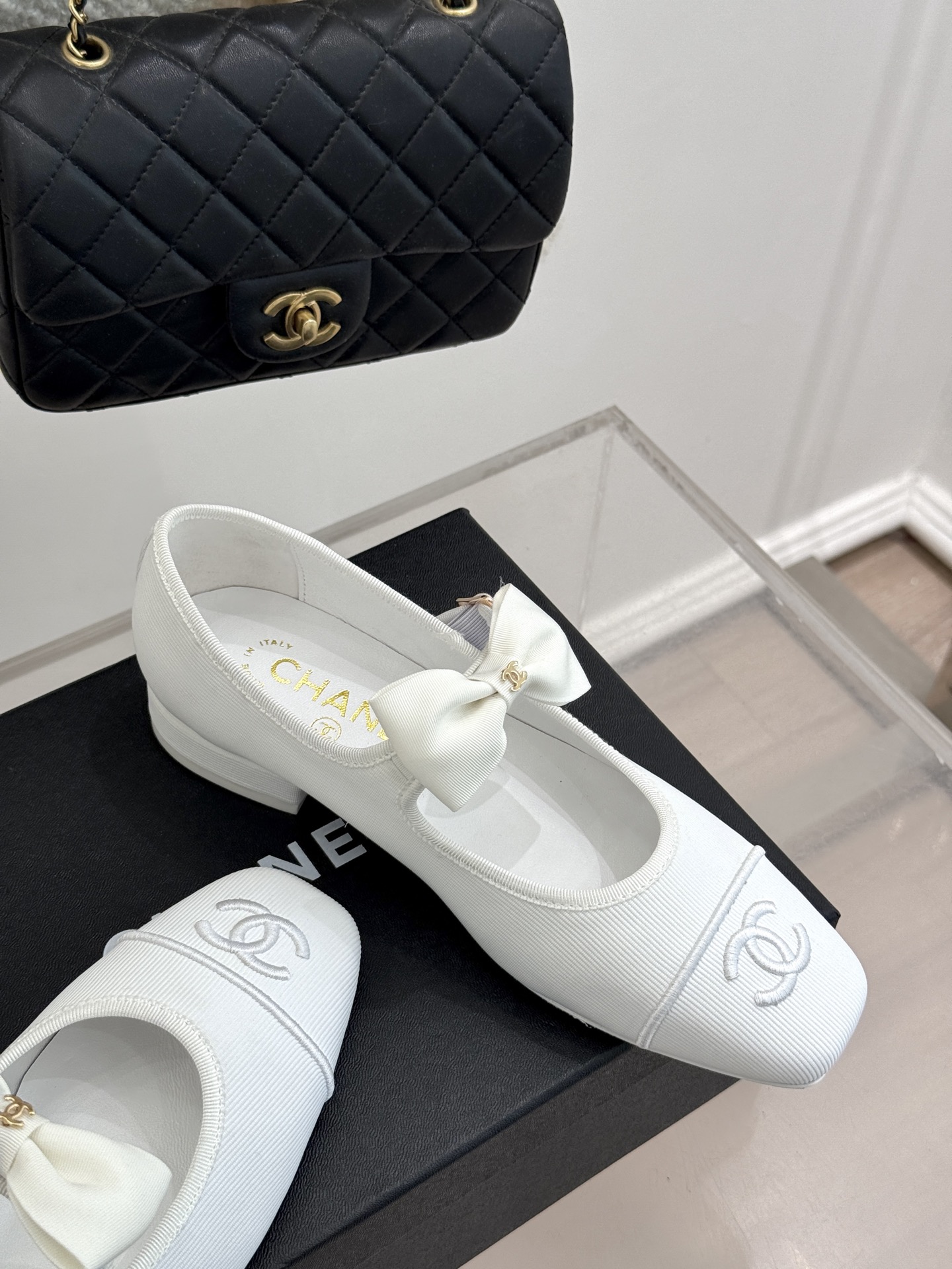 
CHANE*｜小香25C新品
蝴蝶结玛丽珍鞋
本年度最美玛丽珍鞋
无法抗拒的高级与优雅!
无论是搭配牛