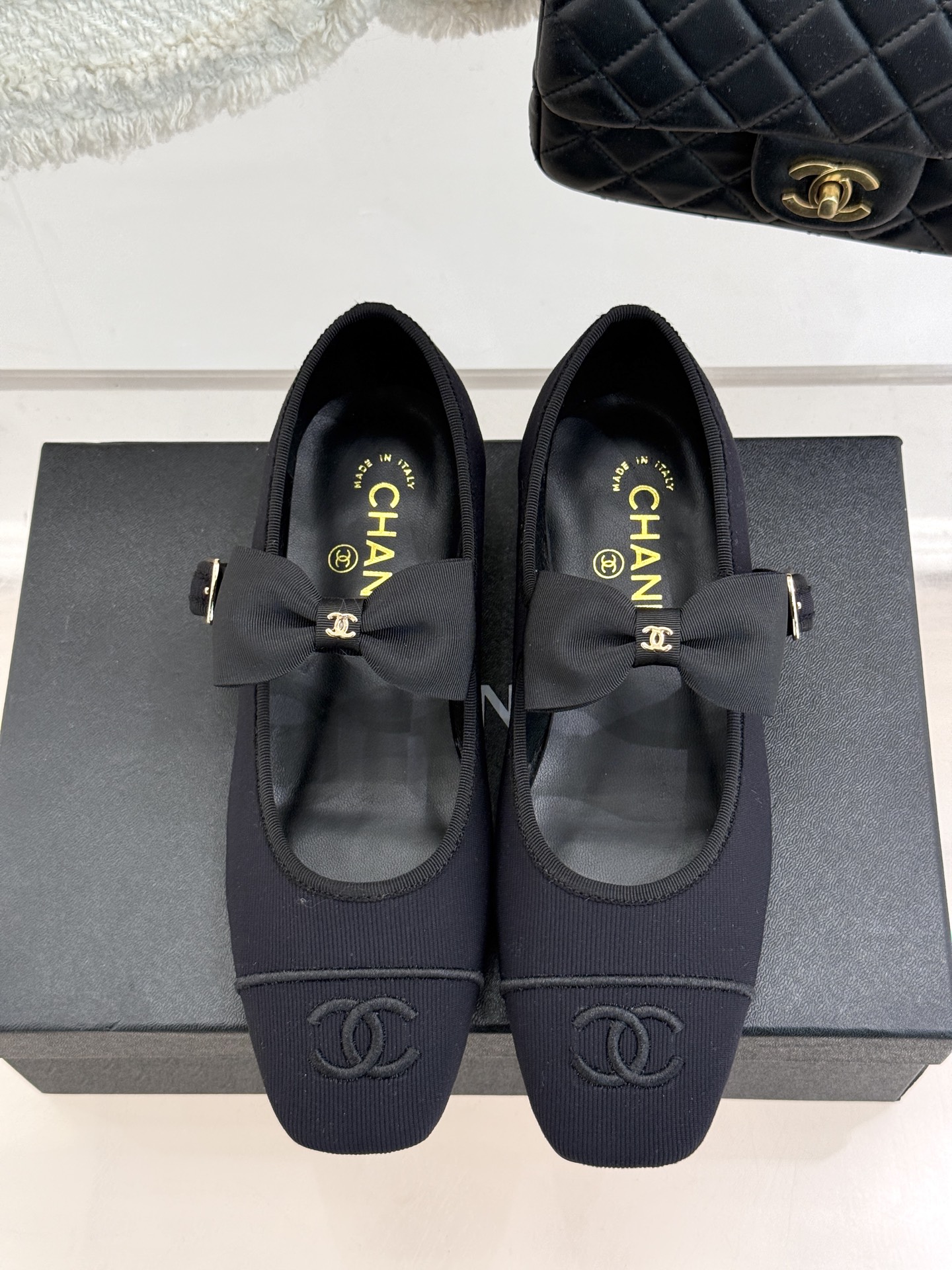 
CHANE*｜小香25C新品
蝴蝶结玛丽珍鞋
本年度最美玛丽珍鞋
无法抗拒的高级与优雅!
无论是搭配牛