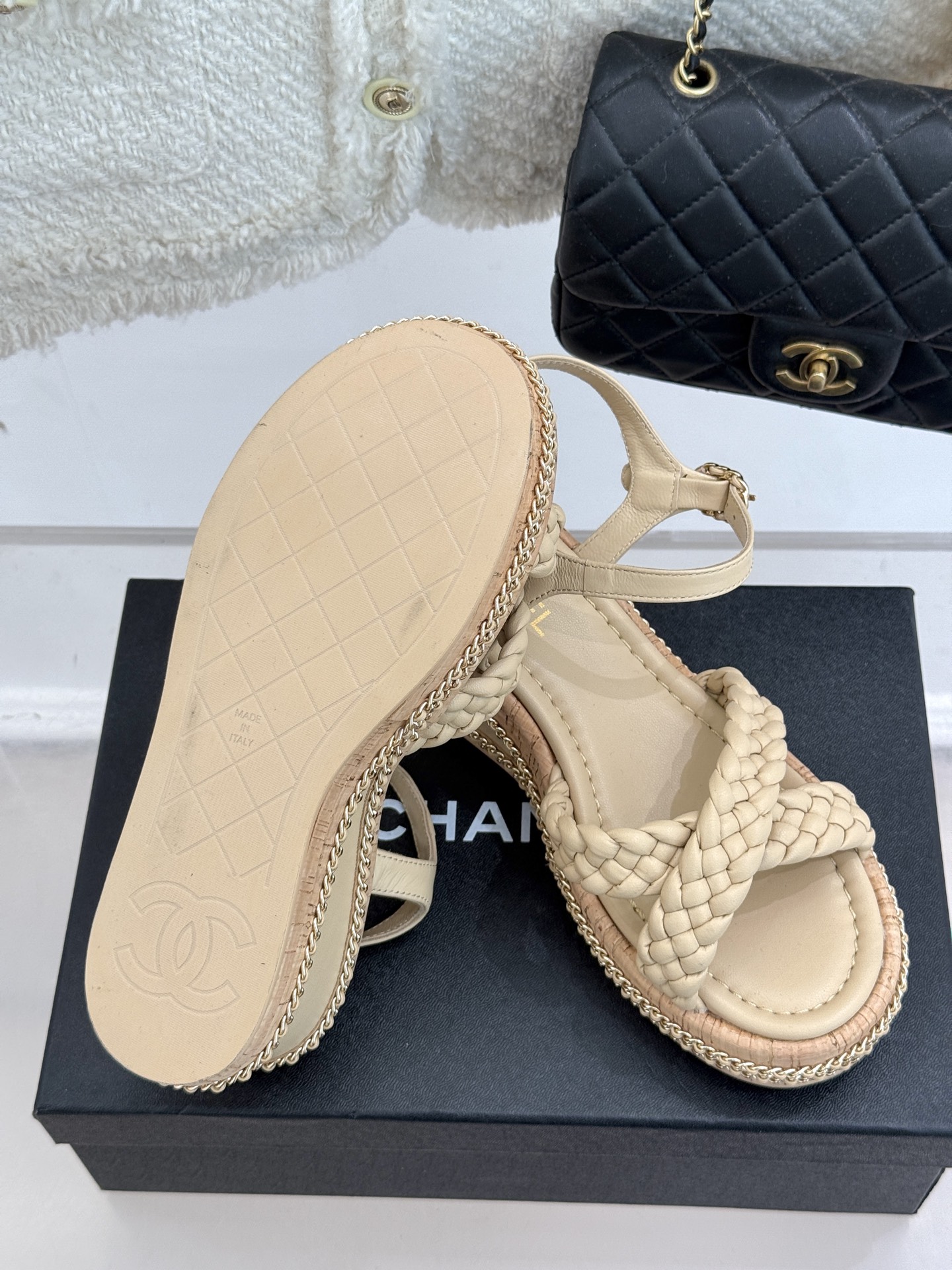 
CHANE*｜小香25C春夏新品
编织交叉带厚底凉鞋
夏日出街必备 又潮又日常
厚底7cm 妥妥的增高