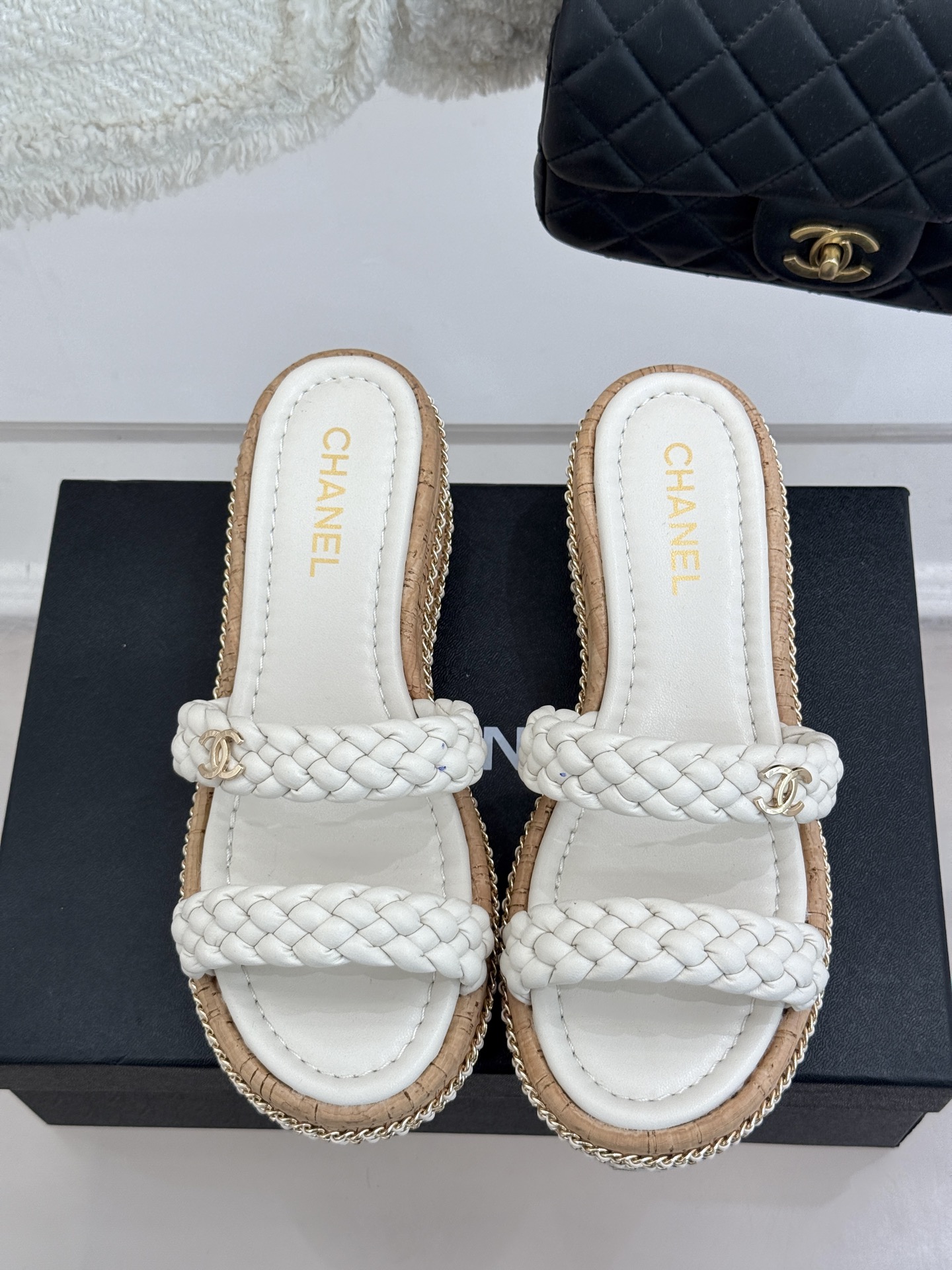
CHANE*｜小香25C春夏新品
编织双C厚底凉鞋
夏日出街必备 又潮又日常
厚底7cm 妥妥的增高神