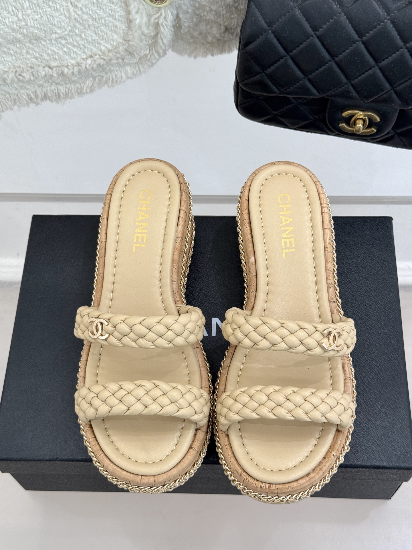 
CHANE*｜小香25C春夏新品
编织双C厚底凉鞋
夏日出街必备 又潮又日常
厚底7cm 妥妥的增高神