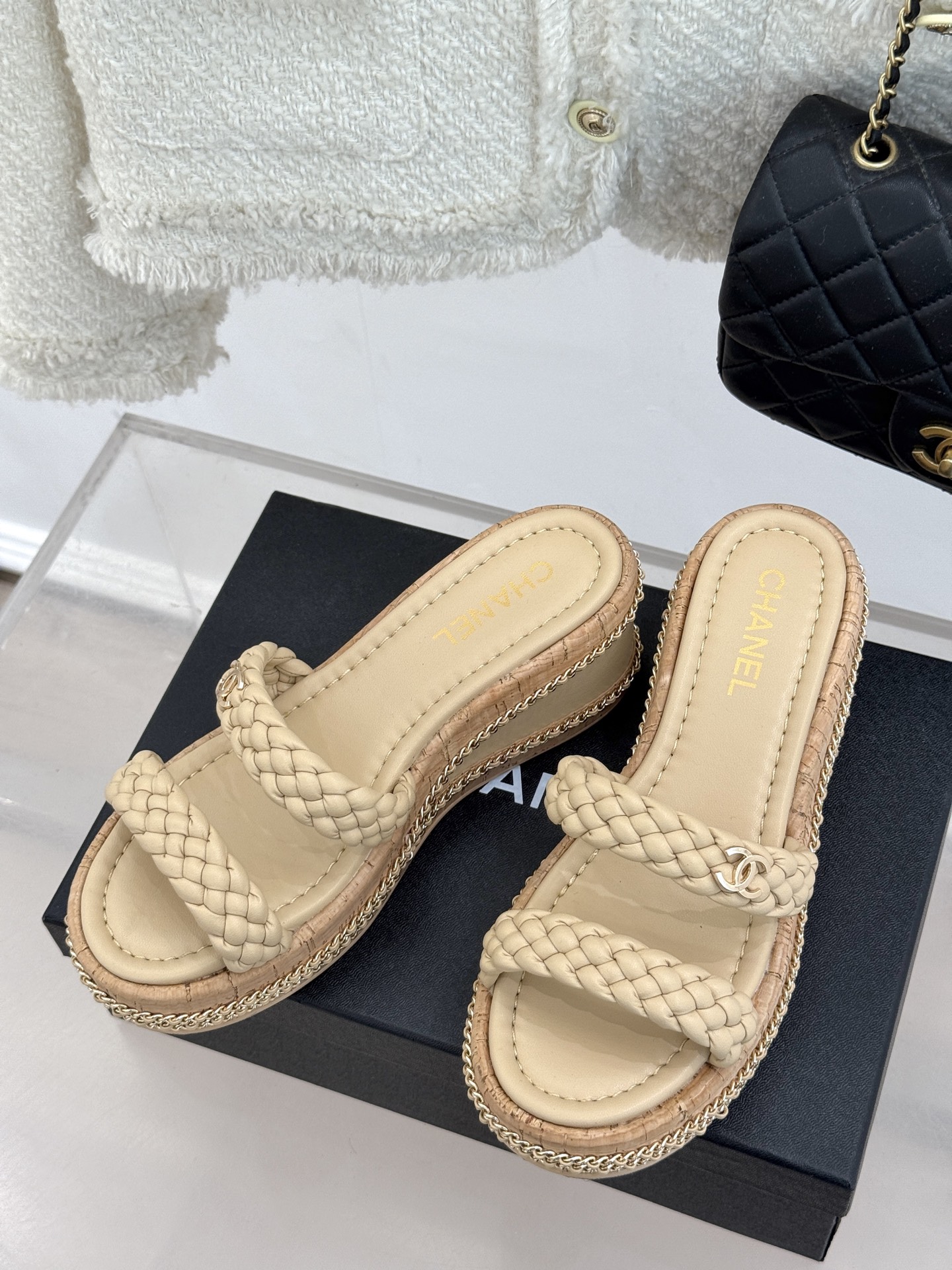 
CHANE*｜小香25C春夏新品
编织双C厚底凉鞋
夏日出街必备 又潮又日常
厚底7cm 妥妥的增高神