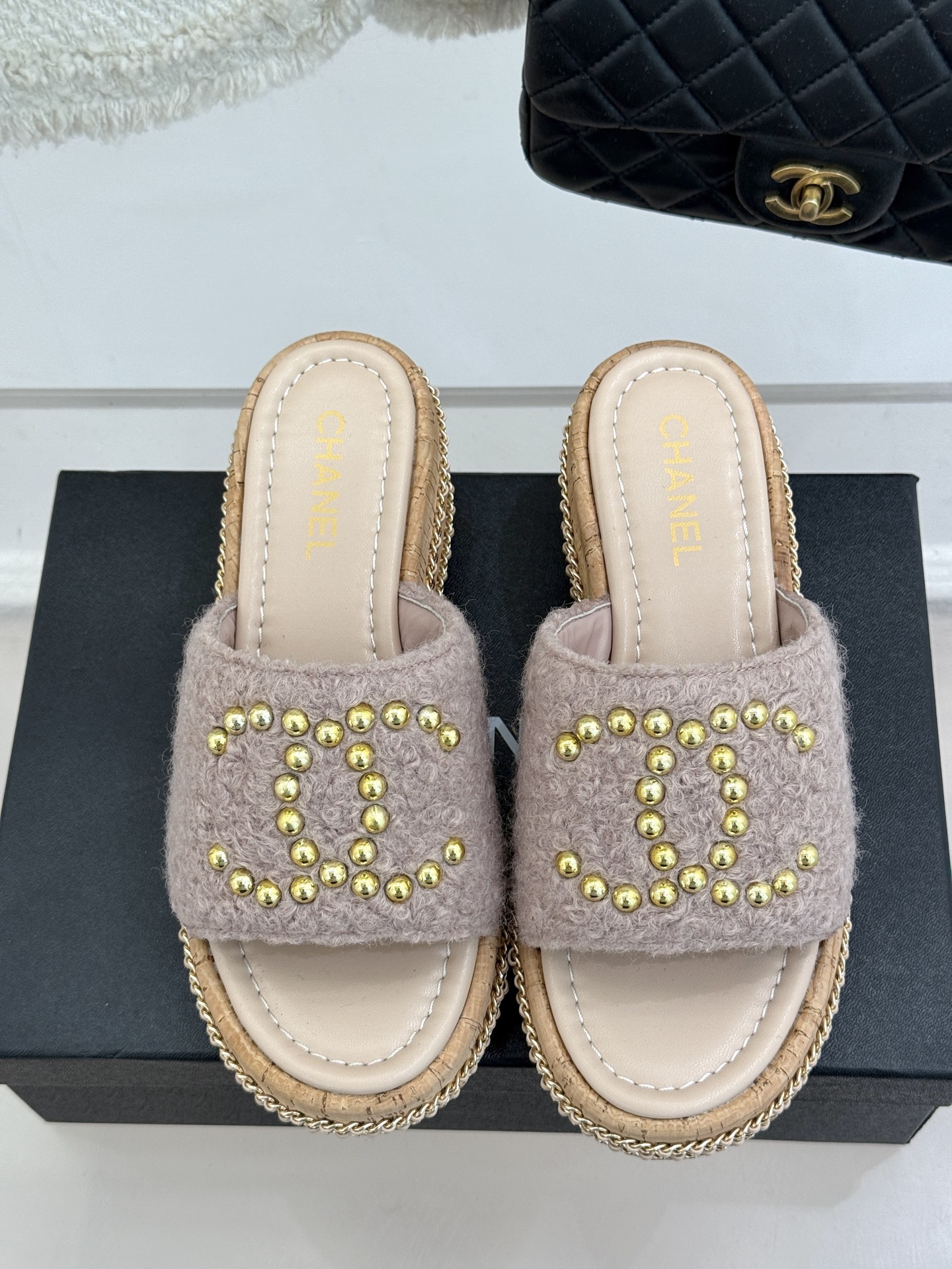 
CHANE*｜小香25C春夏新品
大双C厚底拖鞋
夏日出街必备 又潮又日常
厚底7cm 妥妥的增高神器