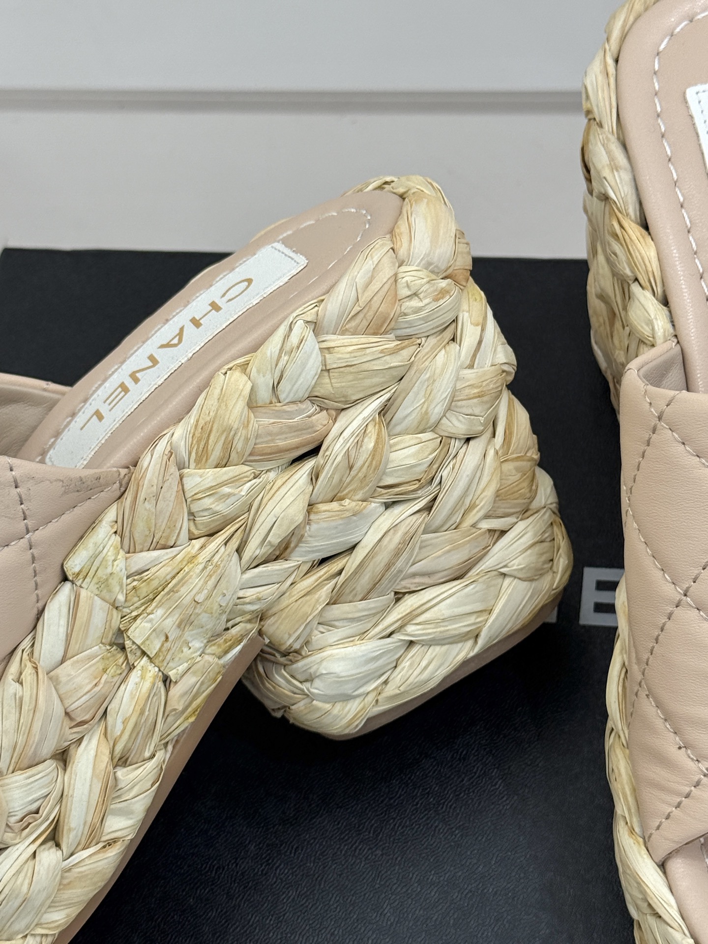 
CHANE* ｜小香25C春夏新品
麻绳菱格厚底拖鞋
经典菱格搭配麻绳元素 彰显高级
这季凉鞋特色在于