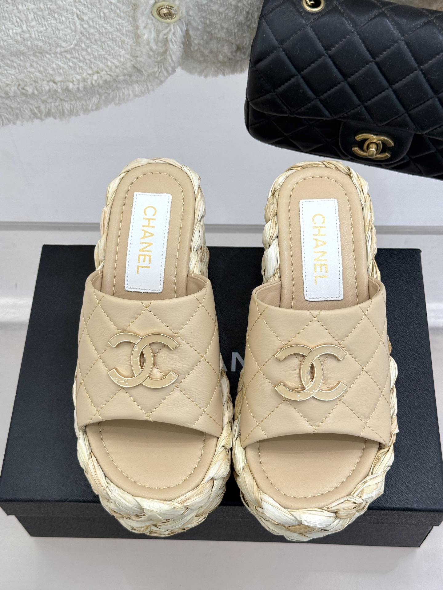 
CHANE* ｜小香25C春夏新品
麻绳菱格厚底拖鞋
经典菱格搭配麻绳元素 彰显高级
这季凉鞋特色在于