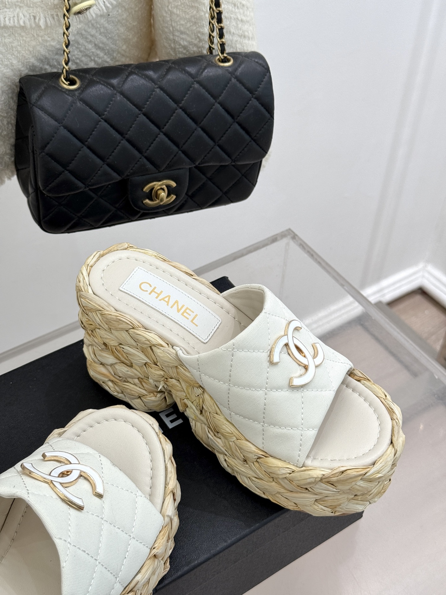 
CHANE* ｜小香25C春夏新品
麻绳菱格厚底拖鞋
经典菱格搭配麻绳元素 彰显高级
这季凉鞋特色在于