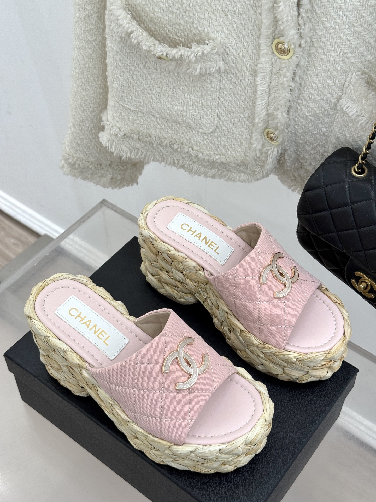 
CHANE* ｜小香25C春夏新品
麻绳菱格厚底拖鞋
经典菱格搭配麻绳元素 彰显高级
这季凉鞋特色在于