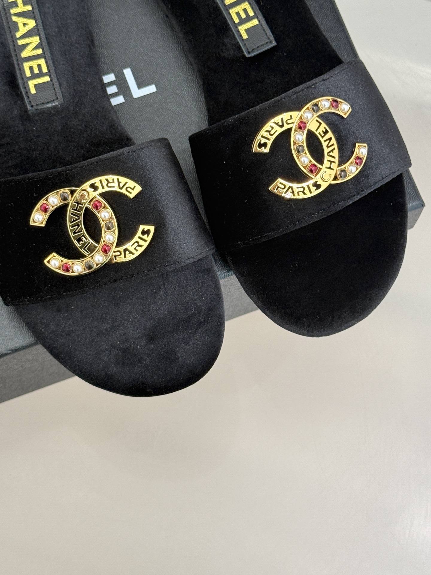 
CHANE*｜小香25c春夏新品
一字带珠宝双C扣平底拖鞋 
今年小香推出全新夏日度假系列拖鞋～
不管