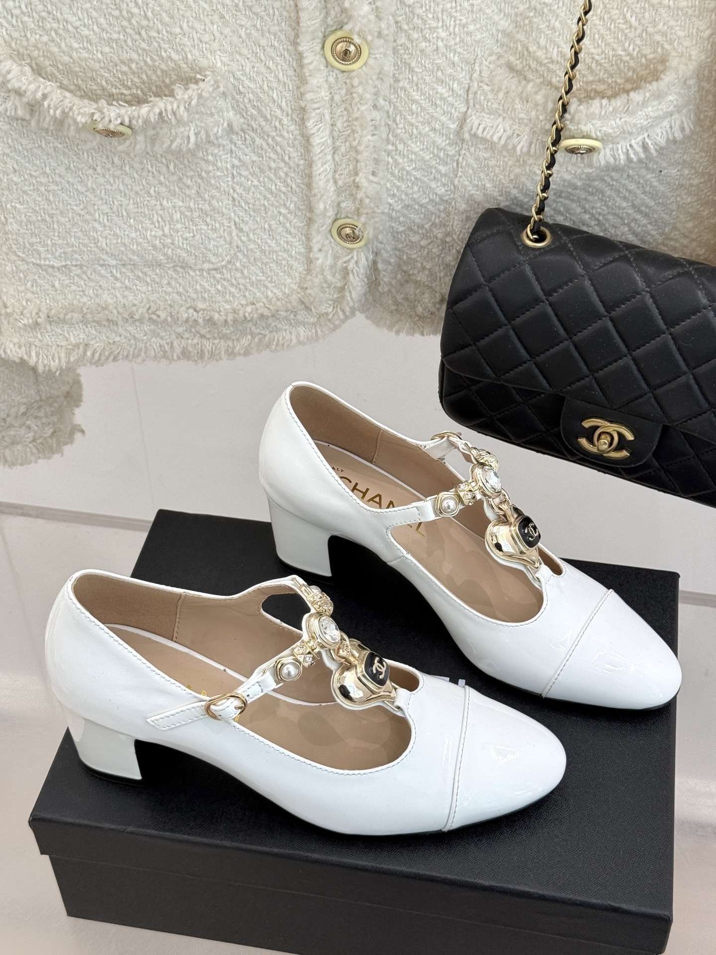 
CHANE* ｜小香25C春夏新品爱心
宝石T字带粗跟玛丽珍鞋❤️
香家美鞋必入清单里不能少了它！
这