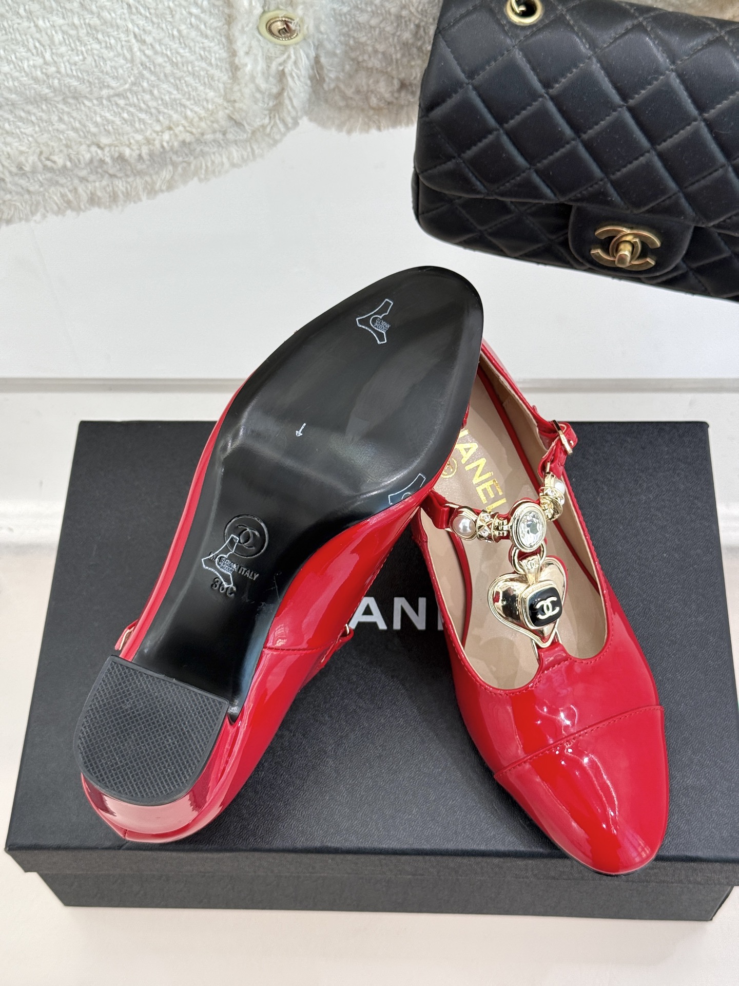 
CHANE* ｜小香25C春夏新品爱心
宝石T字带粗跟玛丽珍鞋❤️
香家美鞋必入清单里不能少了它！
这