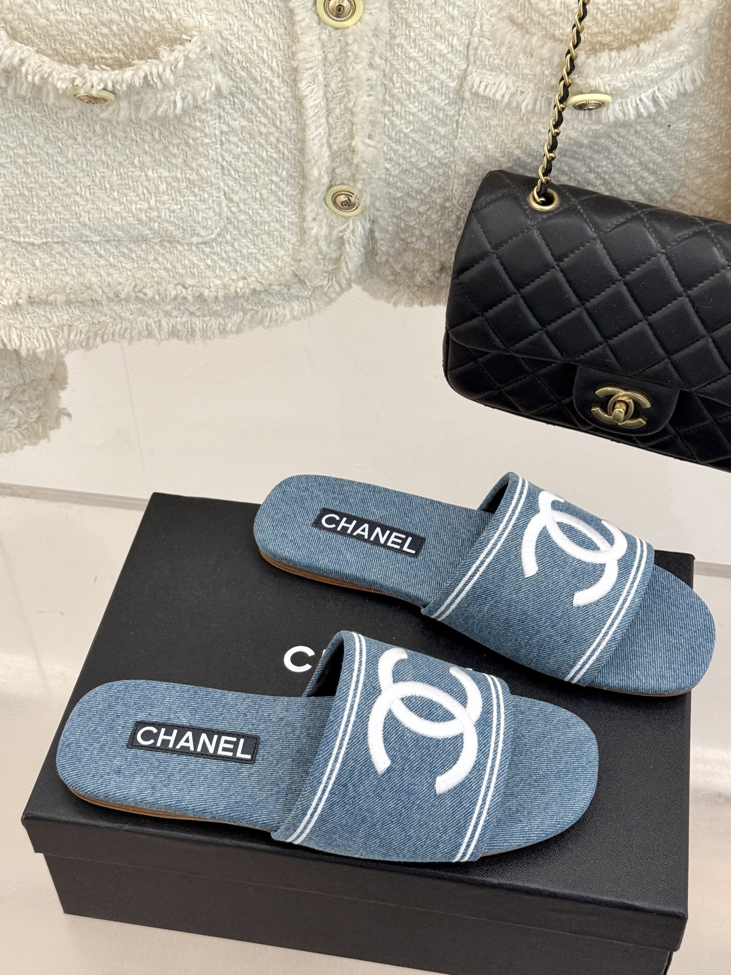 
CHANE*｜小香25c春夏新品
牛仔布电绣双C平底拖鞋
这一季的牛仔布系列真的超美！
鞋面镶嵌电绣双
