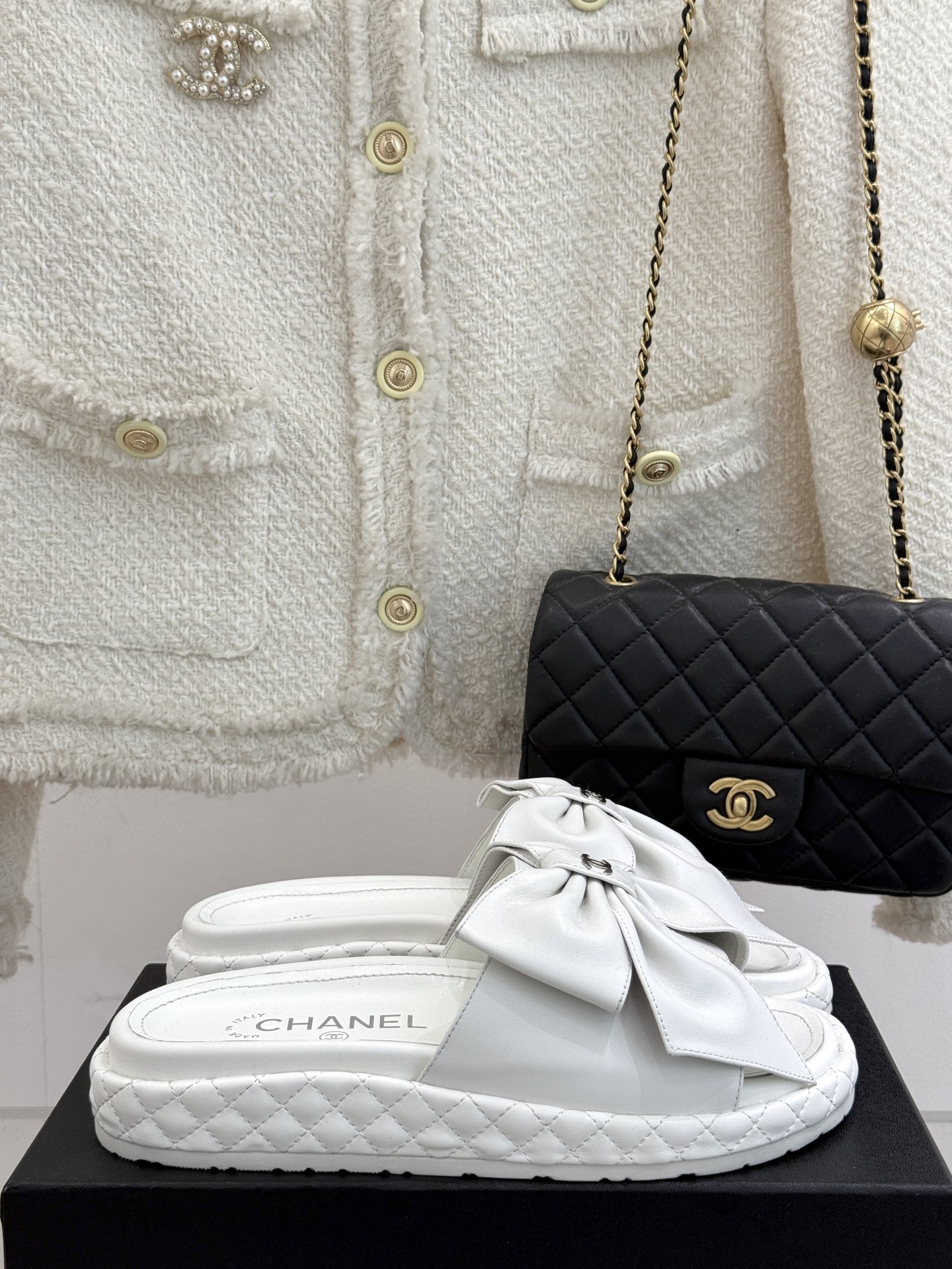 
CHANE*｜小香25C春夏新品
大蝴蝶结双C厚底拖鞋
超仙的大蝴蝶结凉拖鞋🎀
大蝴蝶结也是当下流行趋
