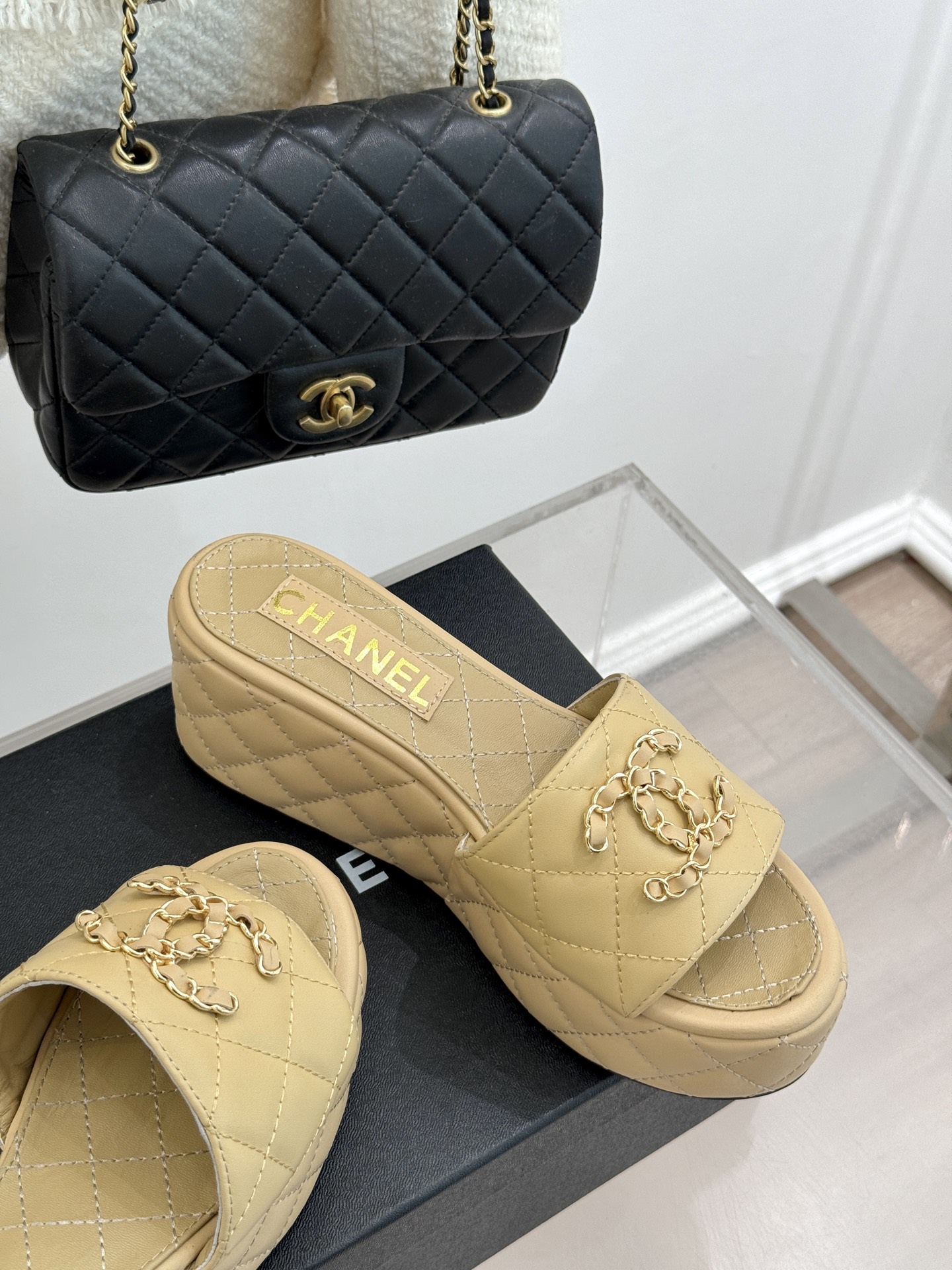 
CHANE*｜小香25C春夏新品
菱格厚底松糕链条双C拖鞋
夏天一定要入的凉拖系列
可文艺可时髦 穿搭
