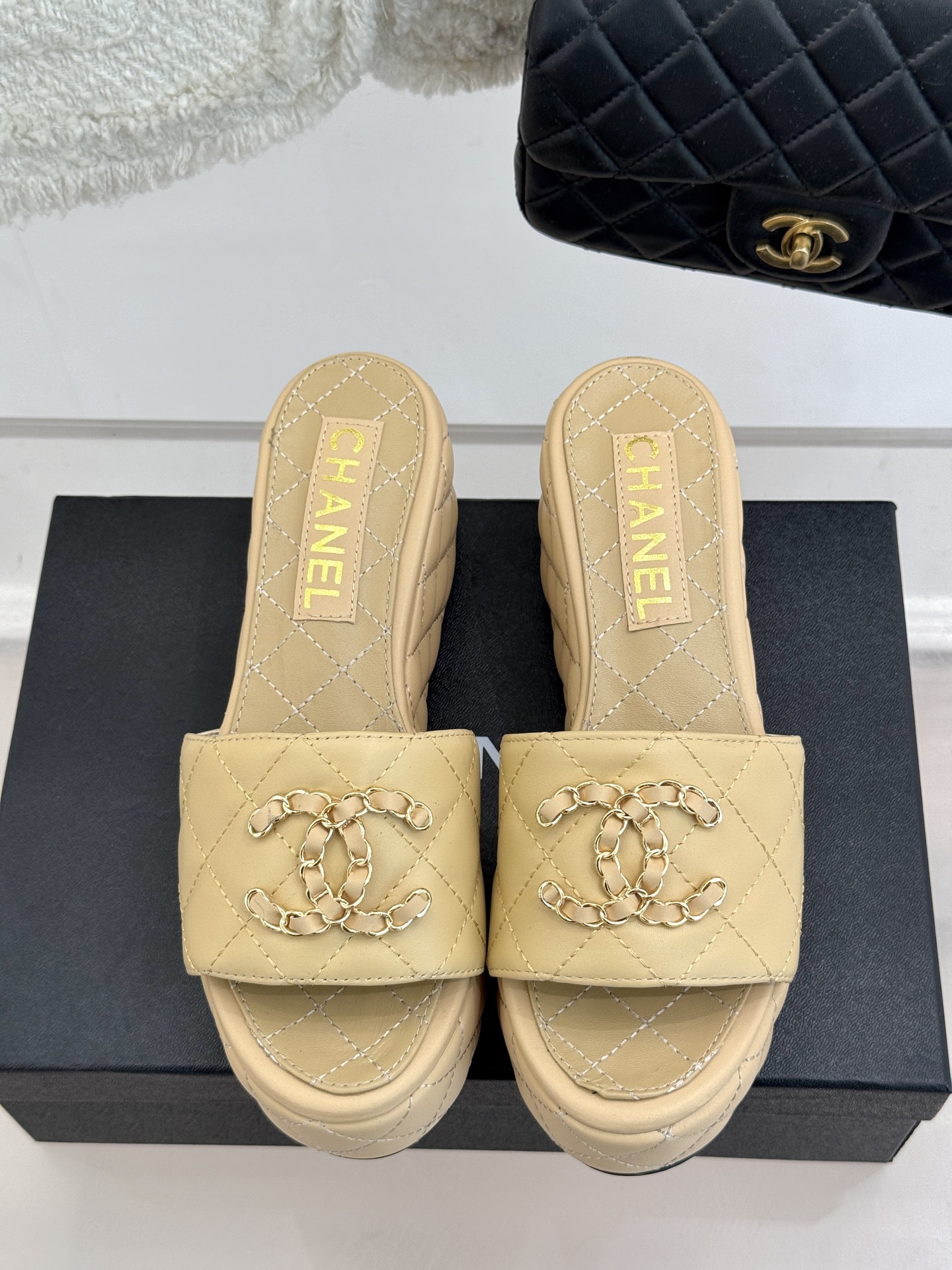 
CHANE*｜小香25C春夏新品
菱格厚底松糕链条双C拖鞋
夏天一定要入的凉拖系列
可文艺可时髦 穿搭