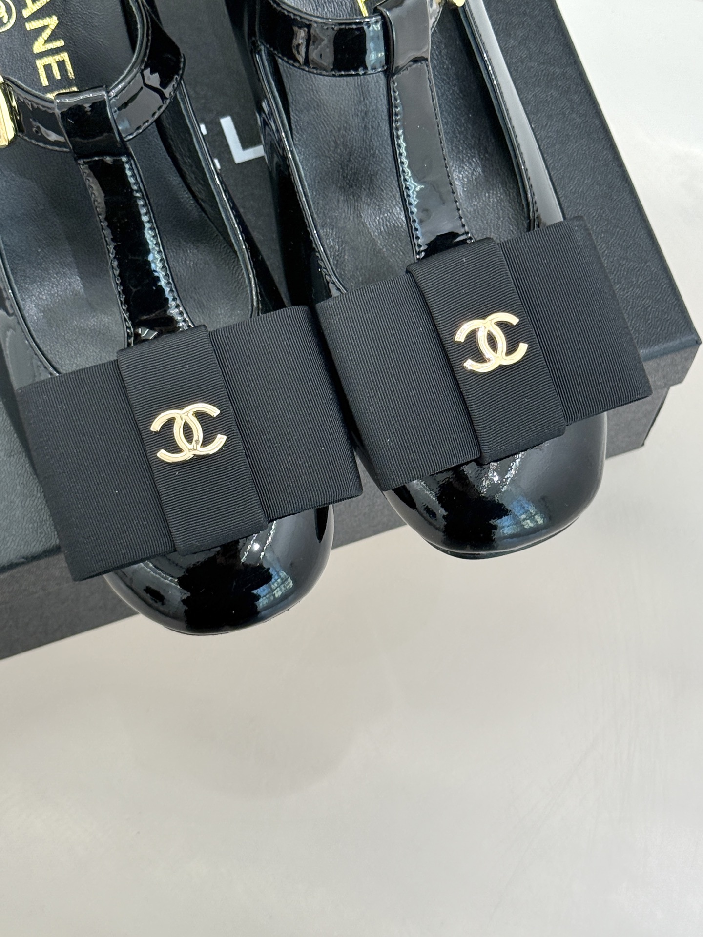 
CHANE*｜小香25C春夏新品
双C蝴蝶结T字带玛丽珍鞋
这一季玛丽珍的真的太高级太了！
颜值和舒适