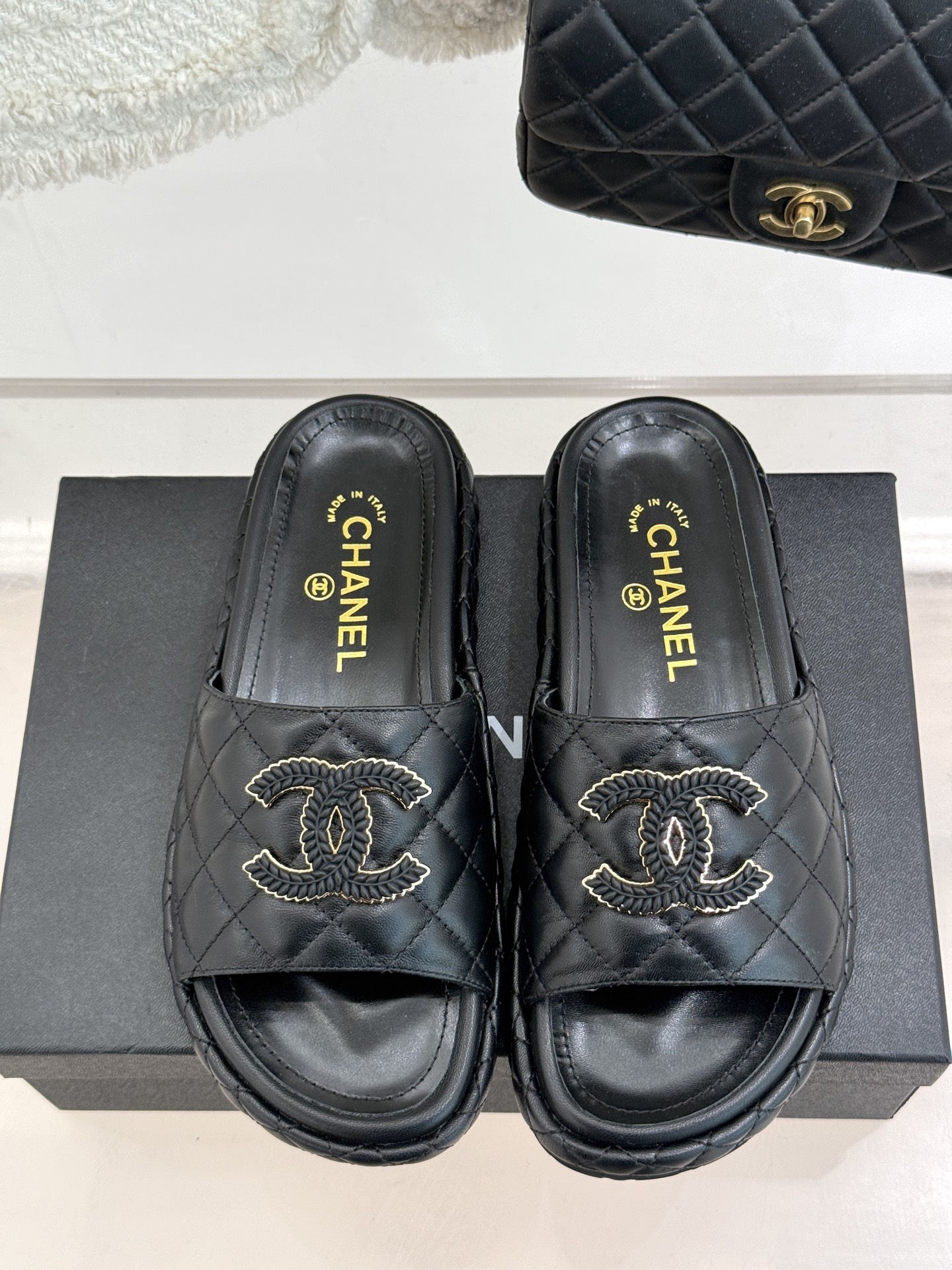 
CHANE*｜小香25C春夏新品
厚底双C厚底拖鞋
拖鞋的狂热爱好者又来了 
可以承包你一整个夏天的时
