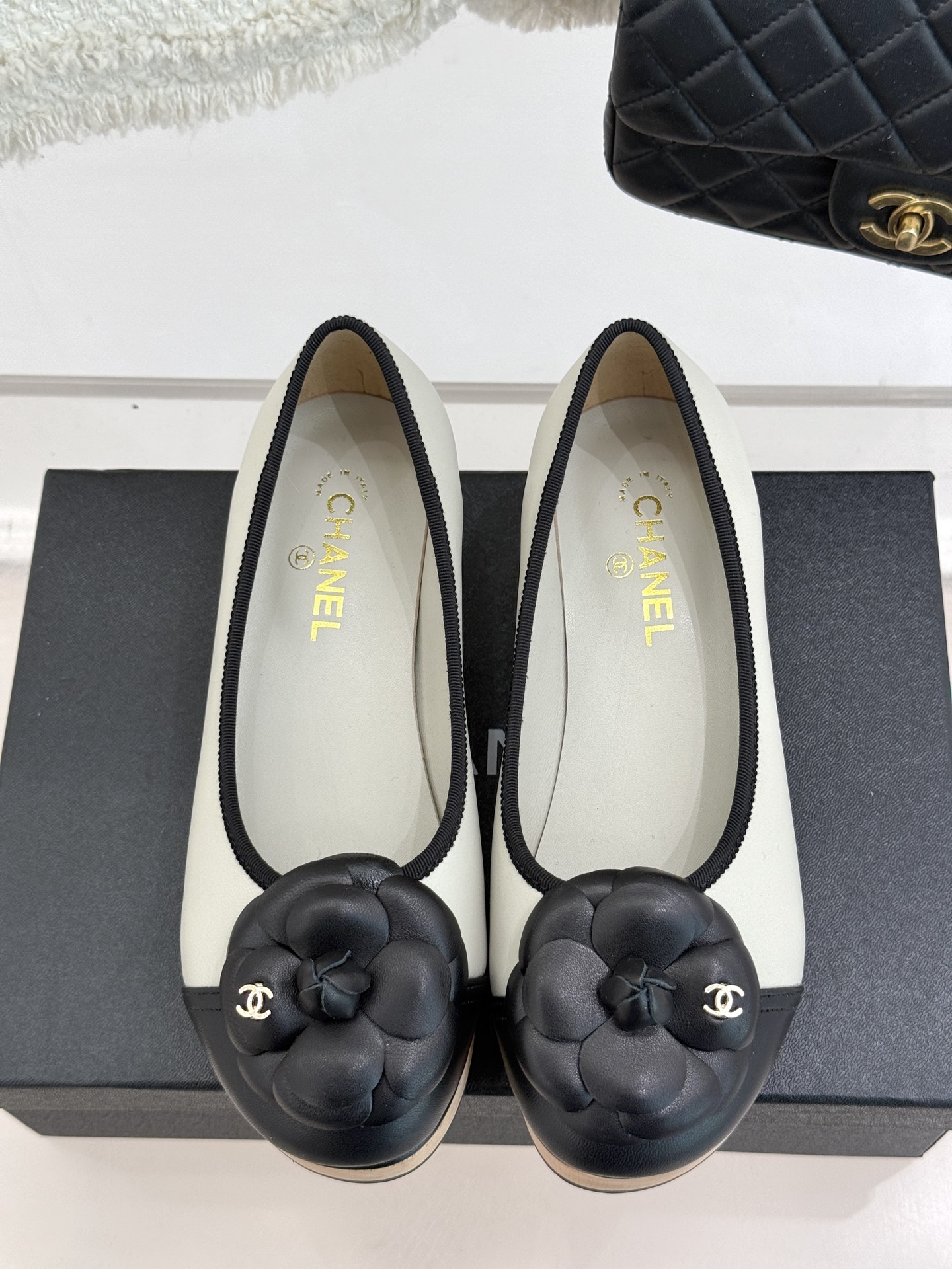 
CHANE*｜小香25C春夏新品
厚底山茶花系列单鞋
这一季山茶花系列真的超美😍
香奶奶家一贯的优雅名
