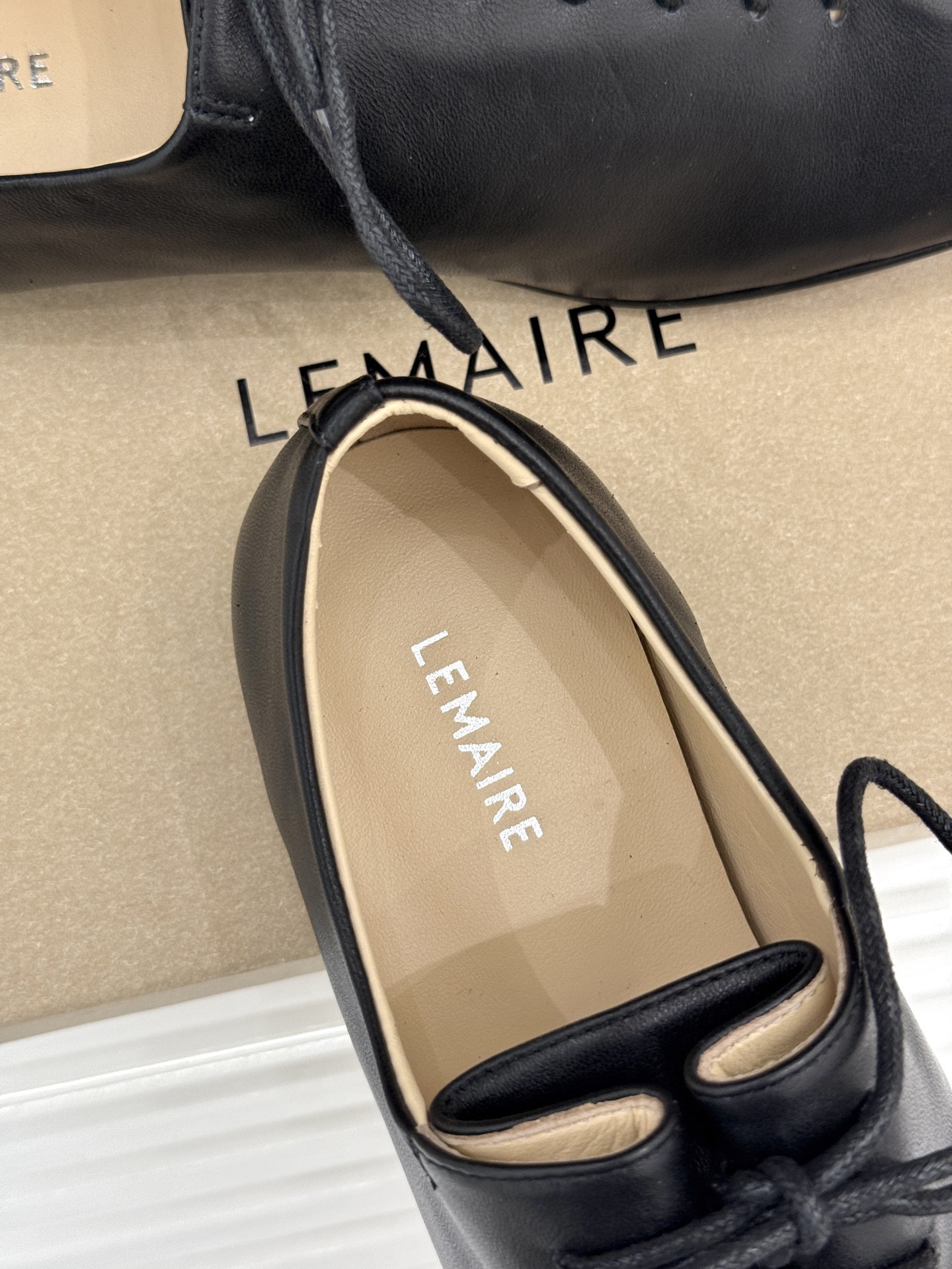 
Lemaire 经典绑带平底小皮鞋德比鞋
高级又松弛德比鞋 真的一秒爱上
一体鞋舌方头设计细绑带
复古