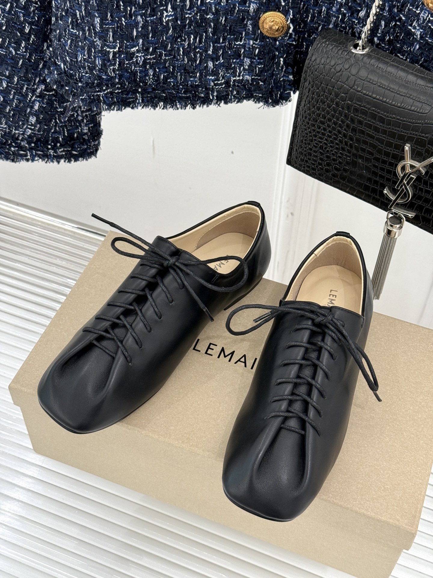 
Lemaire 经典绑带平底小皮鞋德比鞋
高级又松弛德比鞋 真的一秒爱上
一体鞋舌方头设计细绑带
复古