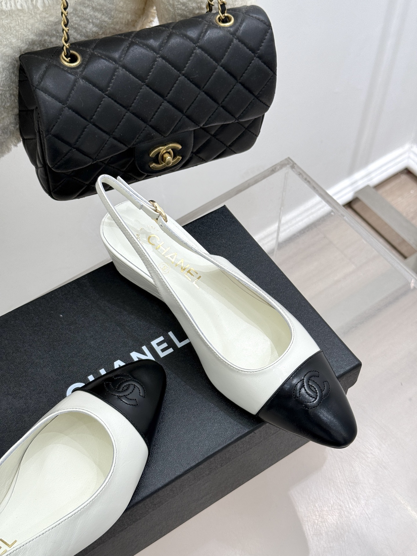 
CHANE*｜小香25C春夏新品
坡跟拼色后空凉鞋
绝美的坡跟经典系列凉拖～
比平底更显脚瘦显腿长
超