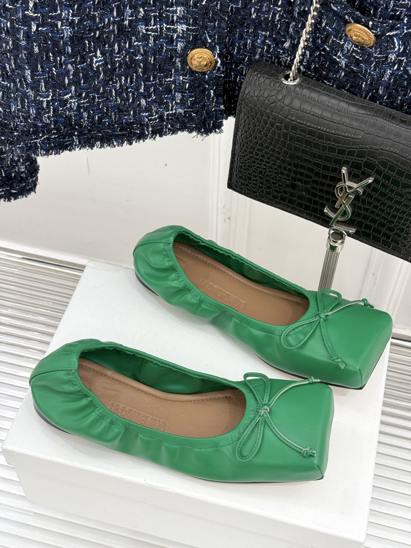 
jacquemus25ss春夏新款
大方头蝴蝶结芭蕾舞鞋
这款乐福鞋真的很耐看！
大方头设计 真的太时