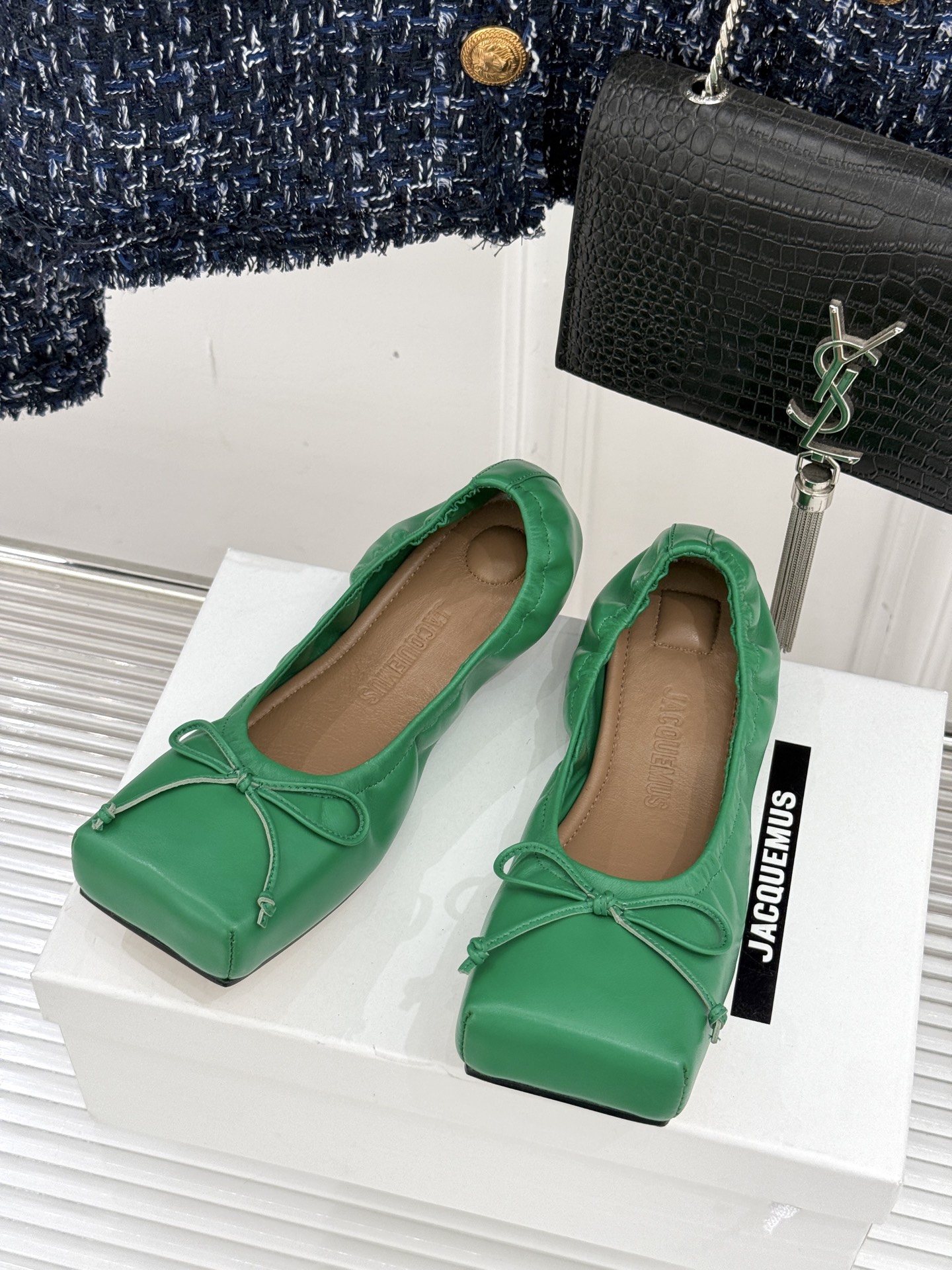 
jacquemus25ss春夏新款
大方头蝴蝶结芭蕾舞鞋
这款乐福鞋真的很耐看！
大方头设计 真的太时