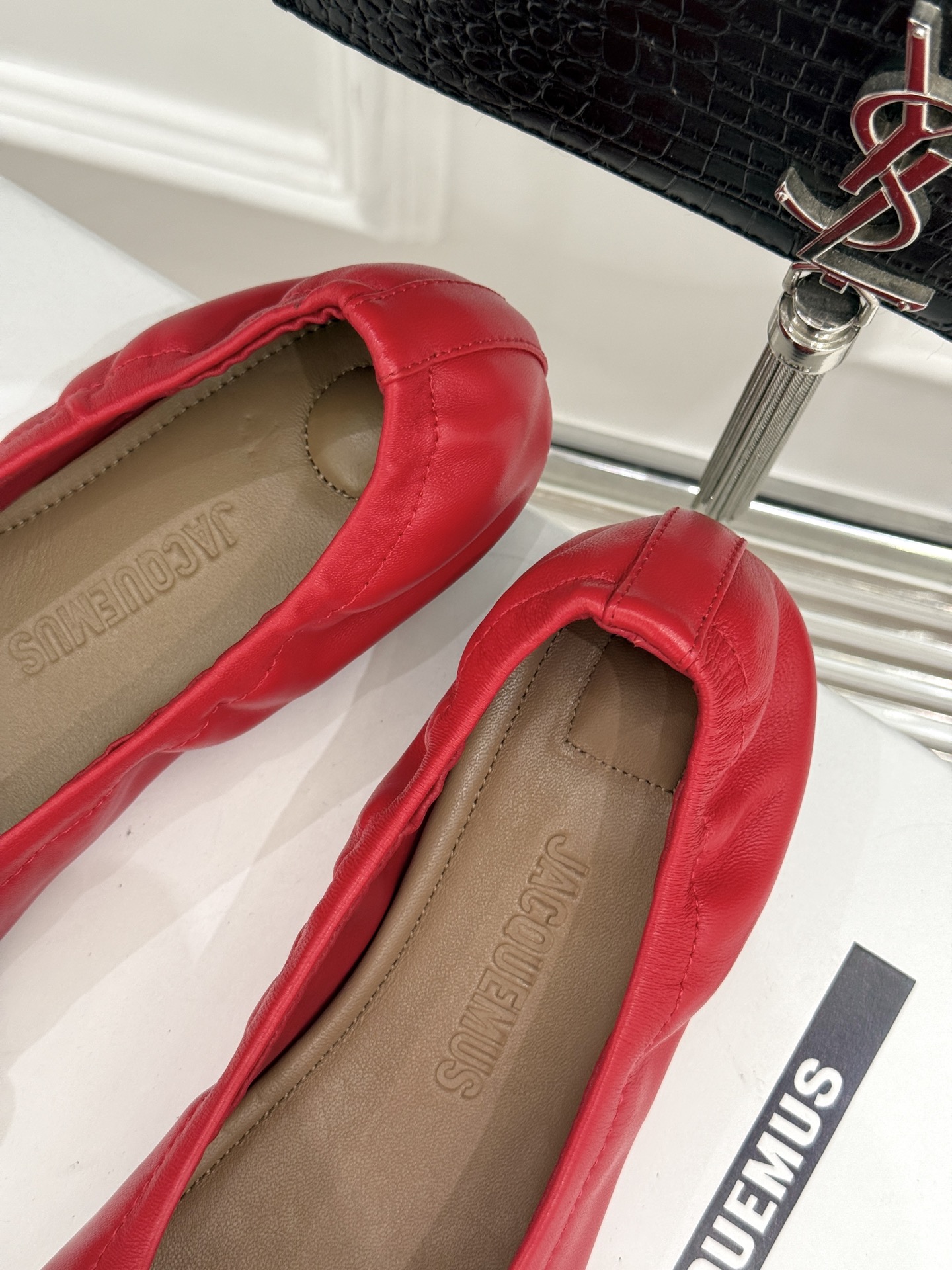 
jacquemus25ss春夏新款
大方头蝴蝶结芭蕾舞鞋
这款乐福鞋真的很耐看！
大方头设计 真的太时