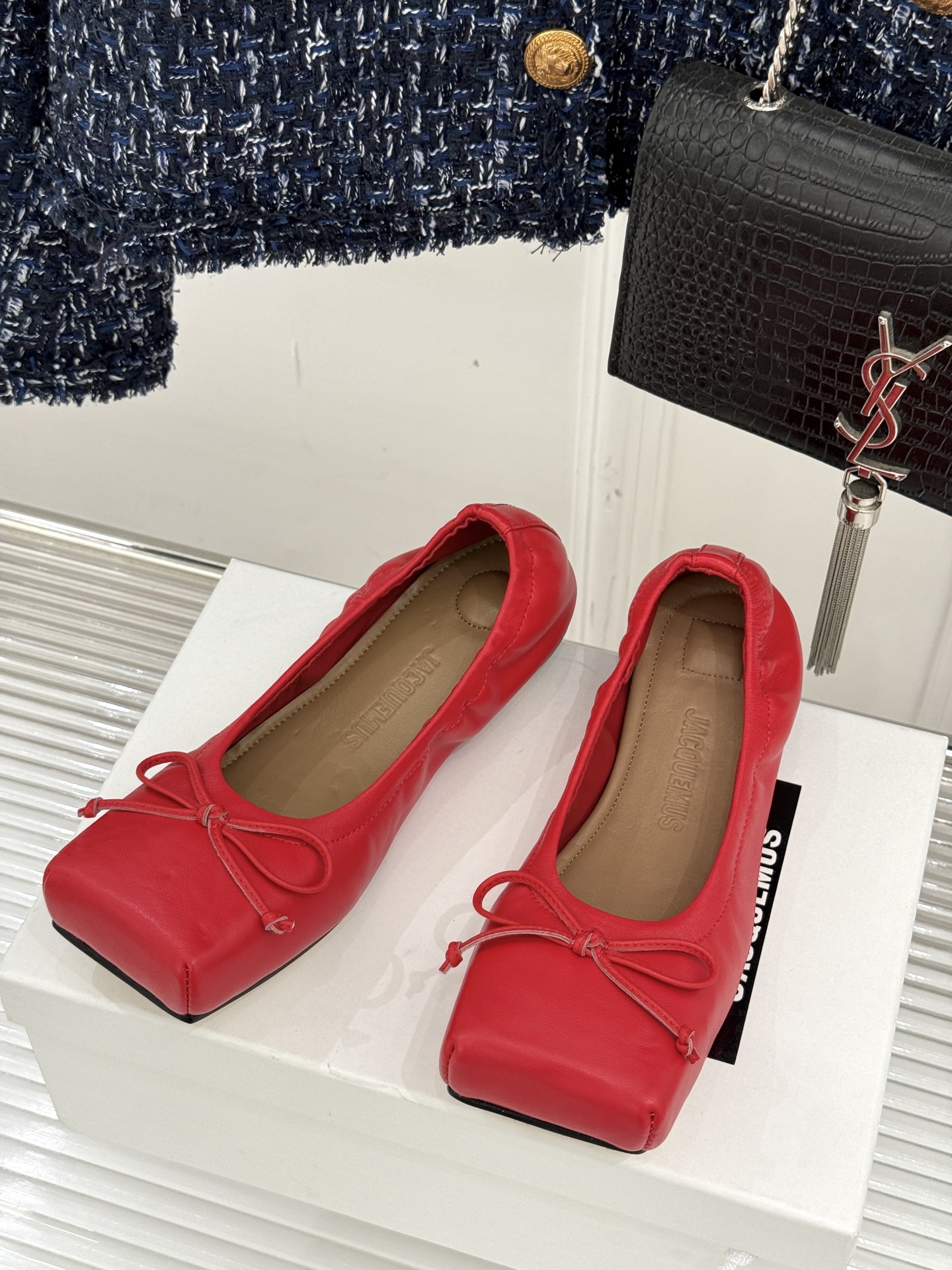 
jacquemus25ss春夏新款
大方头蝴蝶结芭蕾舞鞋
这款乐福鞋真的很耐看！
大方头设计 真的太时