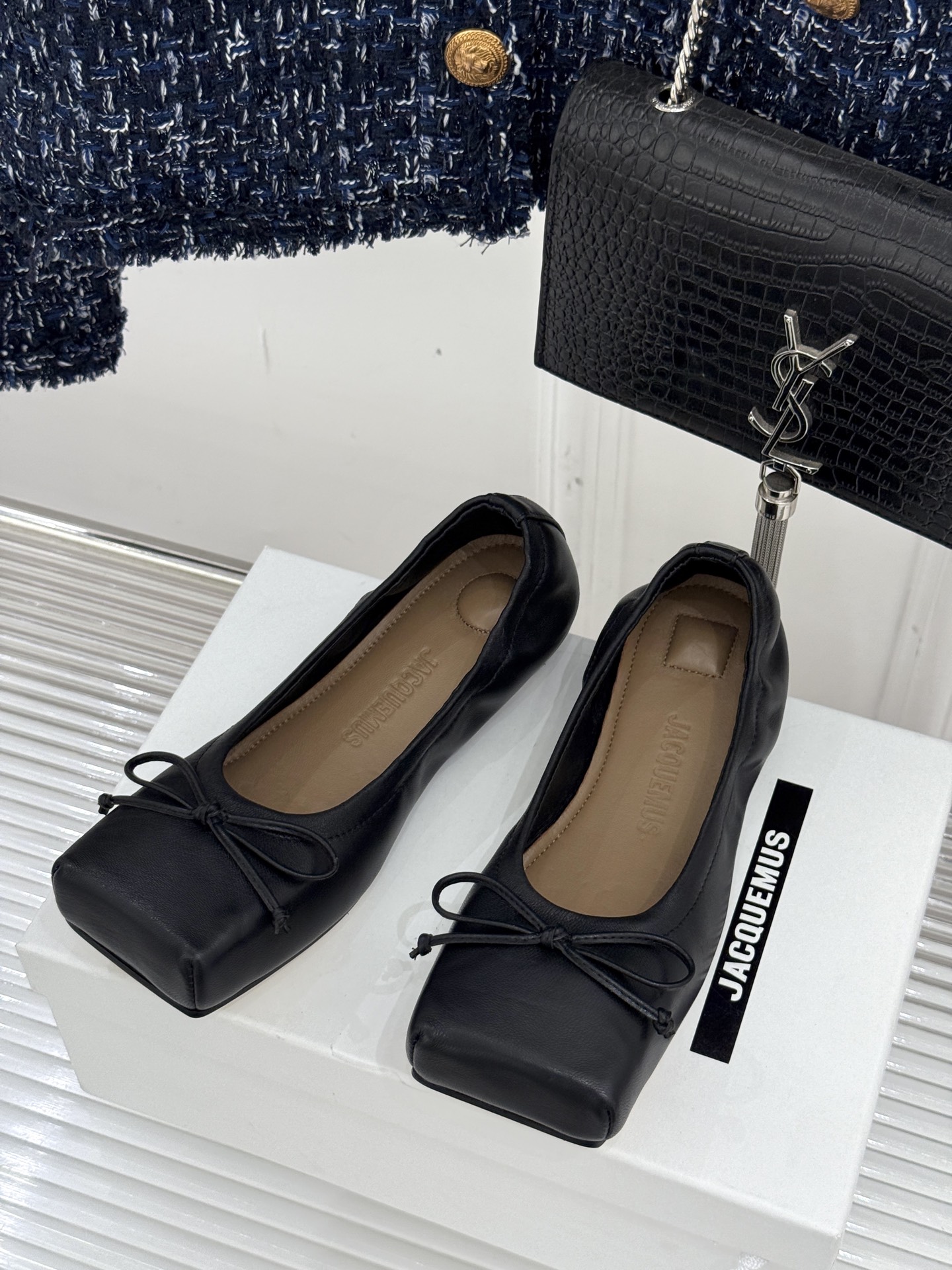 
jacquemus25ss春夏新款
大方头蝴蝶结芭蕾舞鞋
这款乐福鞋真的很耐看！
大方头设计 真的太时