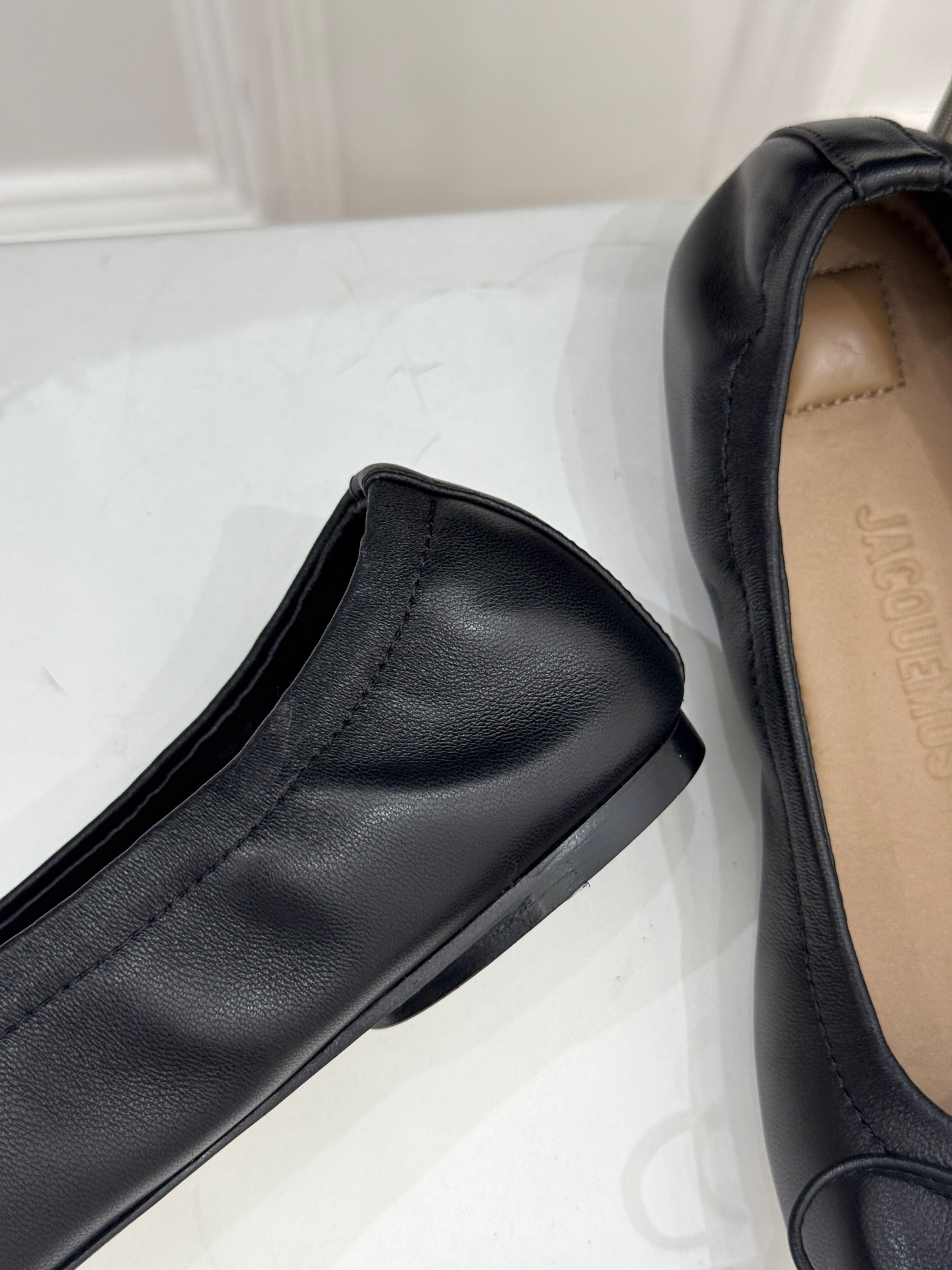 
jacquemus25ss春夏新款
大方头蝴蝶结芭蕾舞鞋
这款乐福鞋真的很耐看！
大方头设计 真的太时