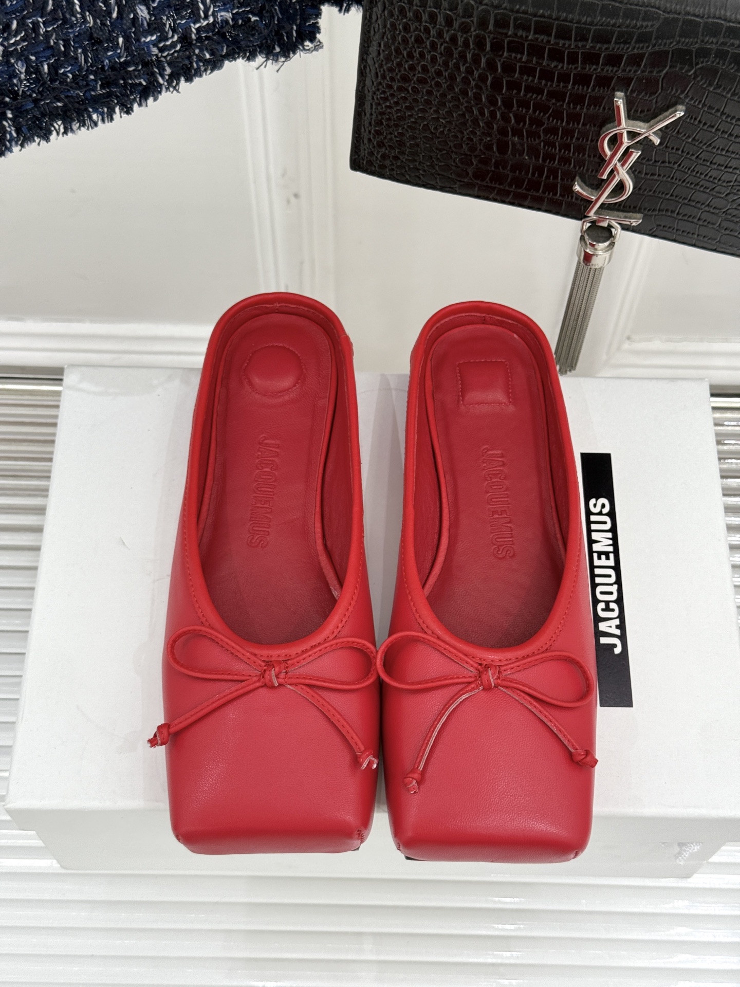 
jacquemus25ss春夏新款
大方头蝴蝶结穆勒半拖鞋
这款乐福鞋真的很耐看！
大方头设计 真的太