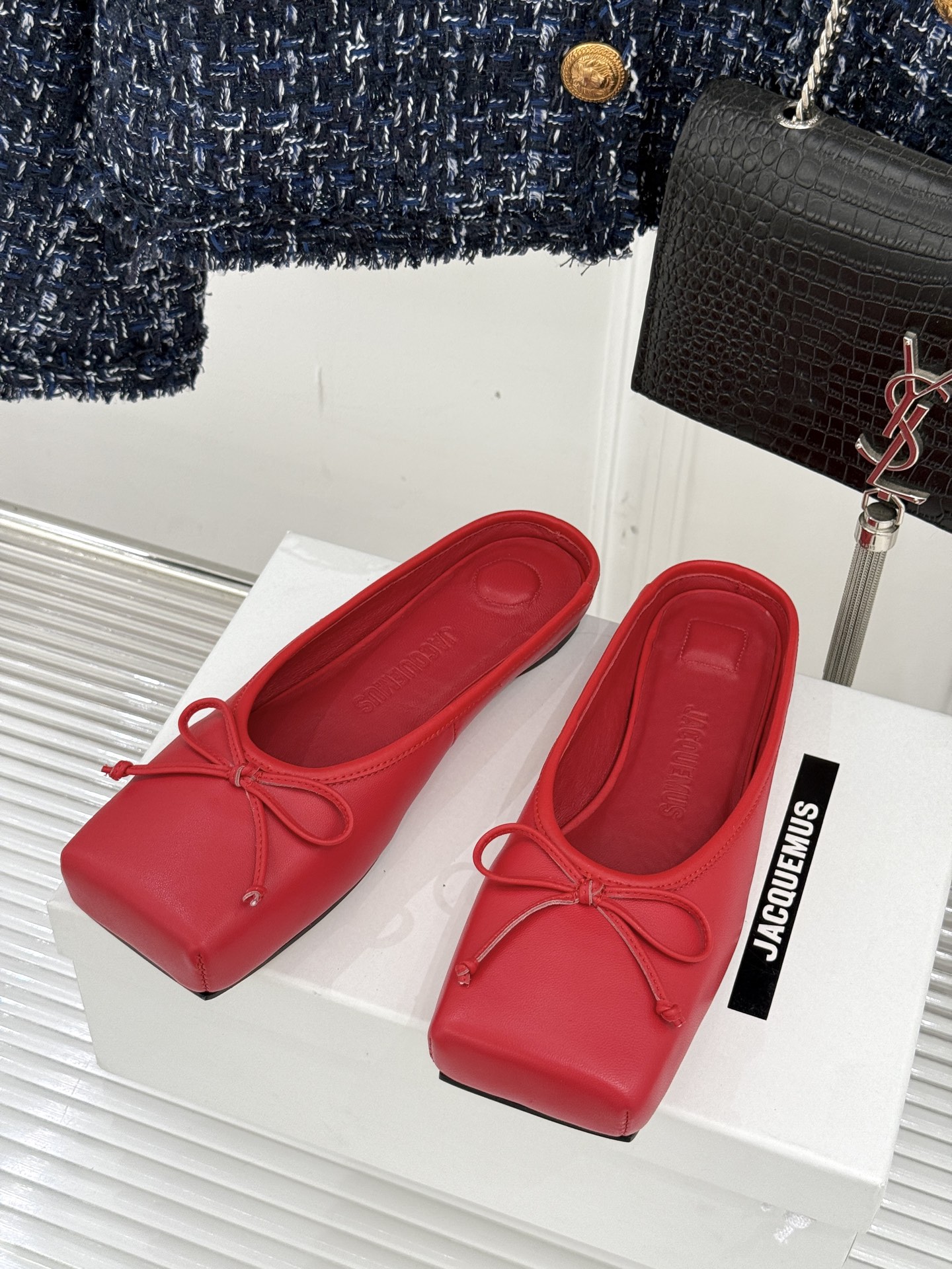 
jacquemus25ss春夏新款
大方头蝴蝶结穆勒半拖鞋
这款乐福鞋真的很耐看！
大方头设计 真的太