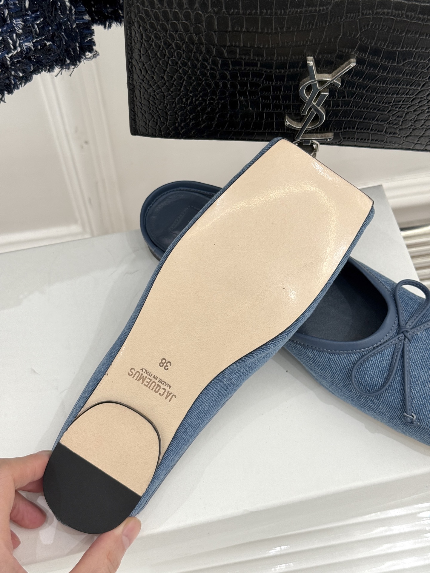 
jacquemus25ss春夏新款
大方头蝴蝶结穆勒半拖鞋
这款乐福鞋真的很耐看！
大方头设计 真的太