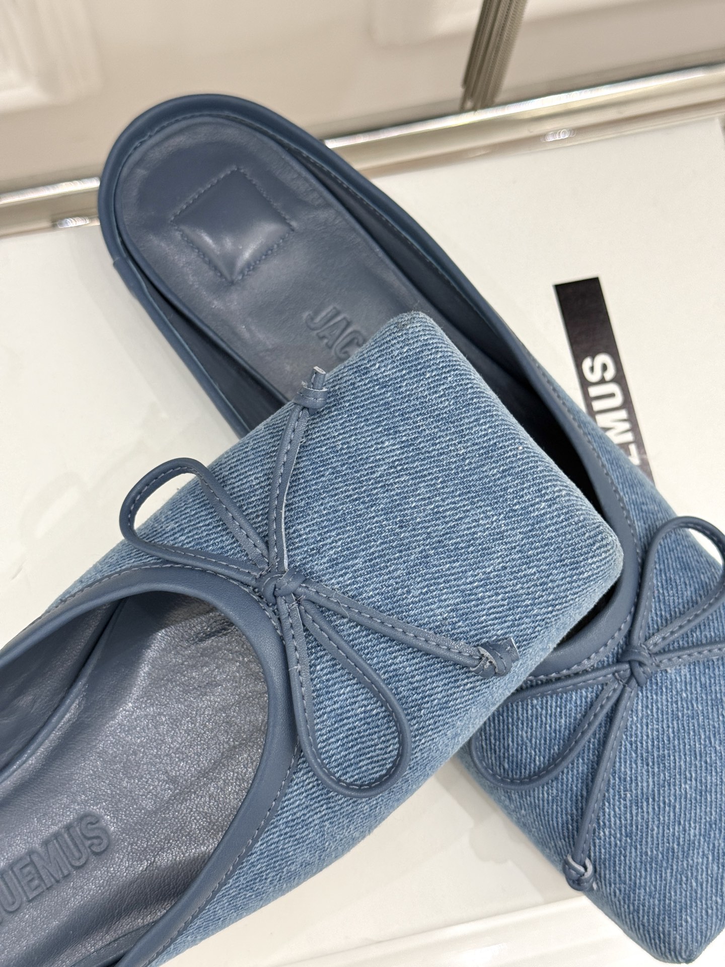 
jacquemus25ss春夏新款
大方头蝴蝶结穆勒半拖鞋
这款乐福鞋真的很耐看！
大方头设计 真的太