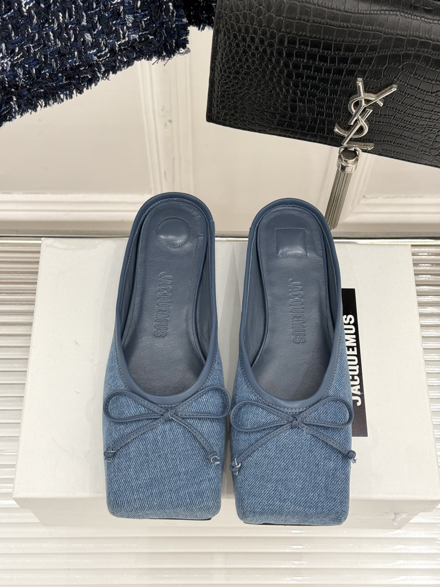 
jacquemus25ss春夏新款
大方头蝴蝶结穆勒半拖鞋
这款乐福鞋真的很耐看！
大方头设计 真的太
