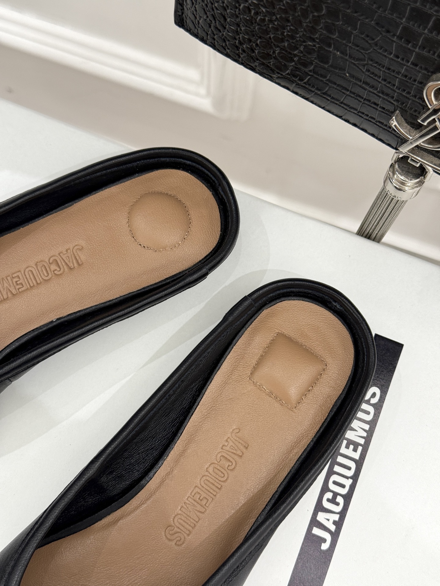 
jacquemus25ss春夏新款
大方头蝴蝶结穆勒半拖鞋
这款乐福鞋真的很耐看！
大方头设计 真的太