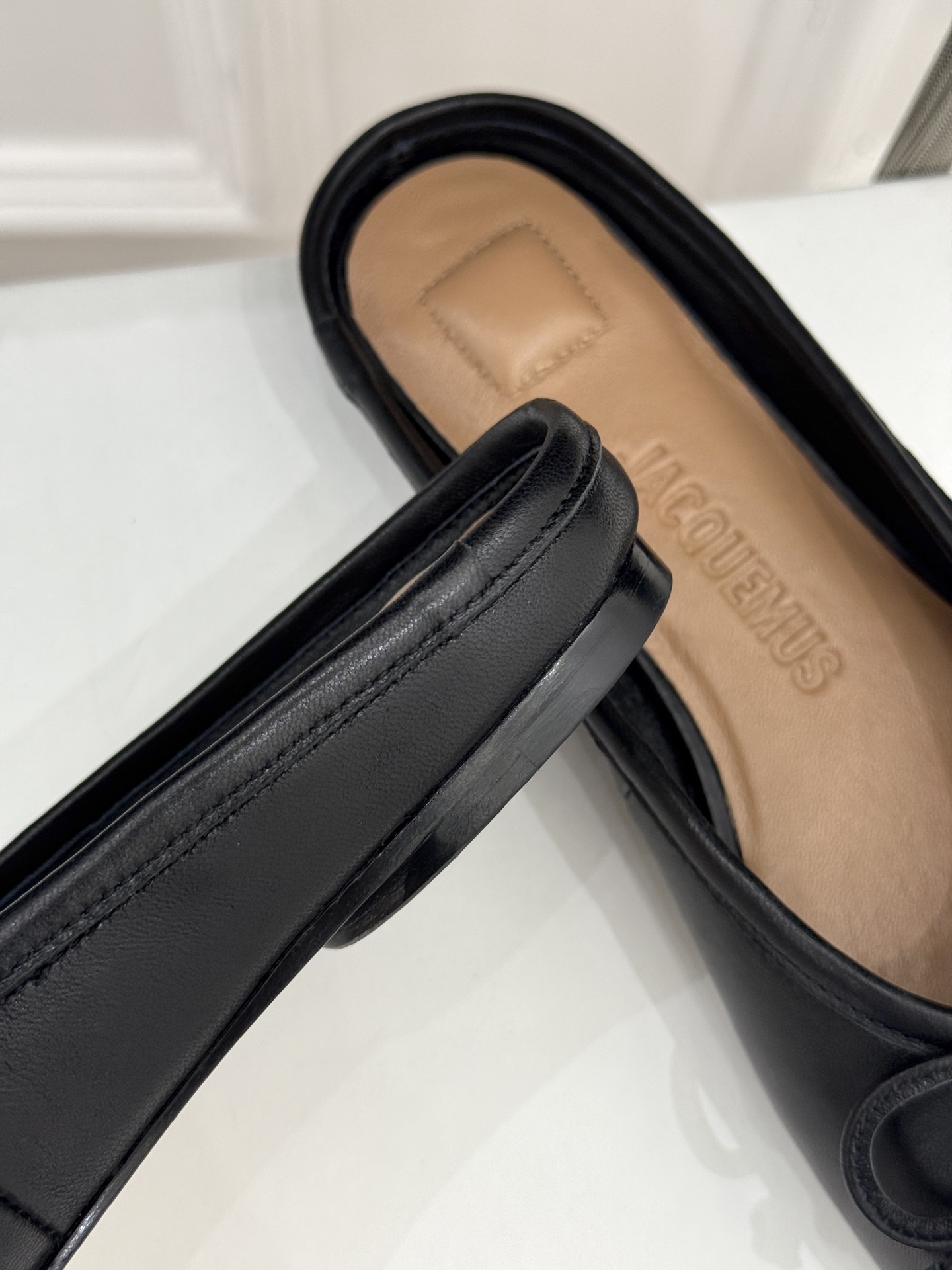 
jacquemus25ss春夏新款
大方头蝴蝶结穆勒半拖鞋
这款乐福鞋真的很耐看！
大方头设计 真的太