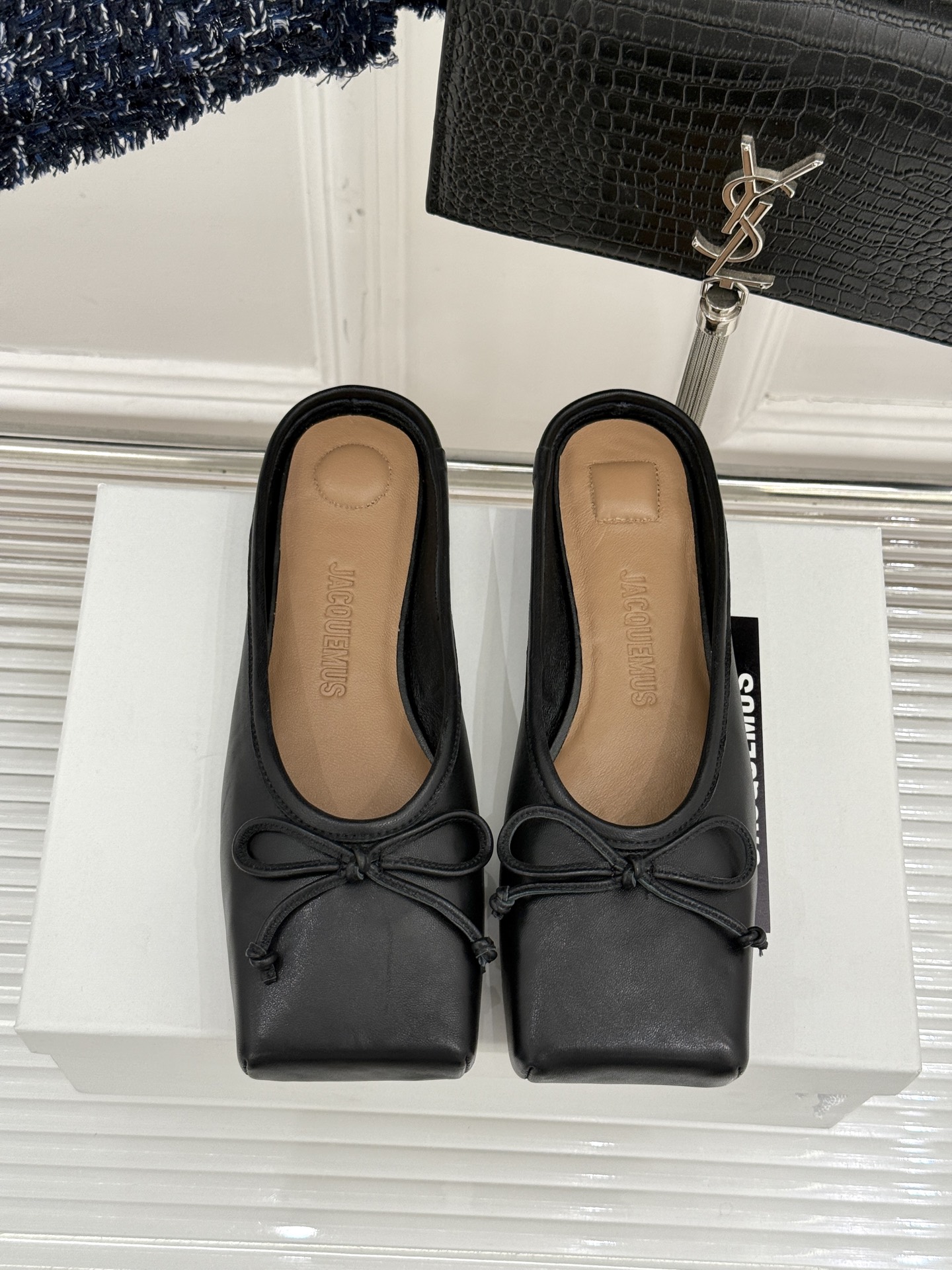 
jacquemus25ss春夏新款
大方头蝴蝶结穆勒半拖鞋
这款乐福鞋真的很耐看！
大方头设计 真的太